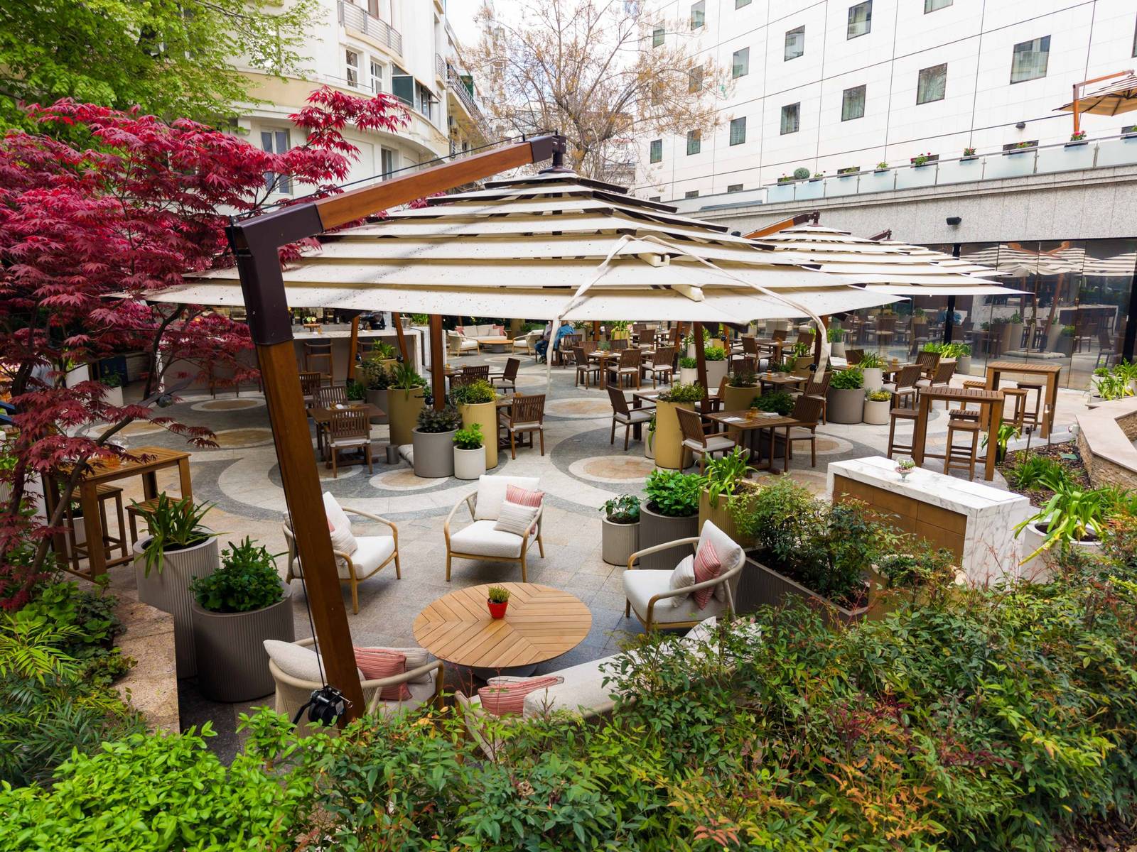 布加勒斯特 Athénée Palace 洲際酒店 綠植環繞的戶外露台座位