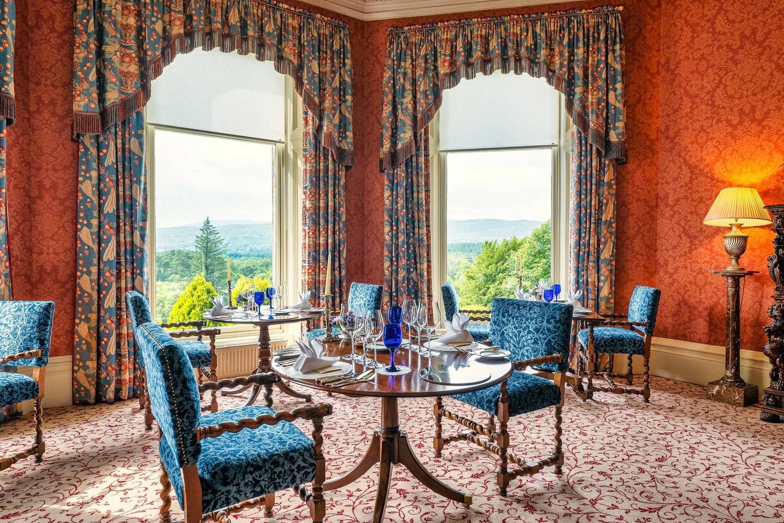 Inverlochy Castle Seasgair 用餐室的拱窗與餐桌