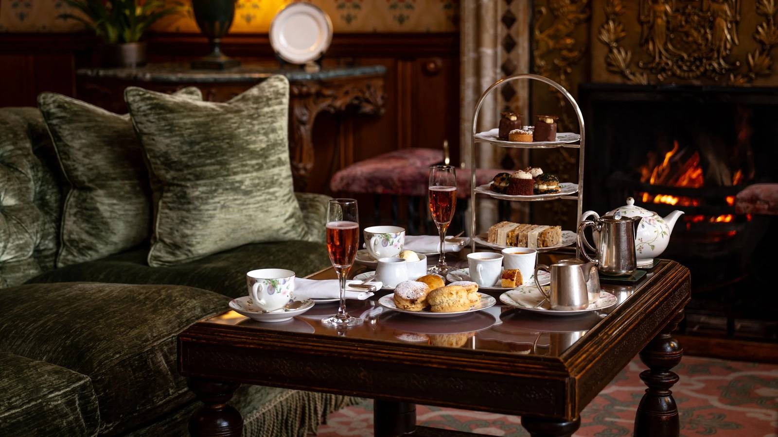 Inverlochy Castle 壁爐旁的下午茶點心架與茶具