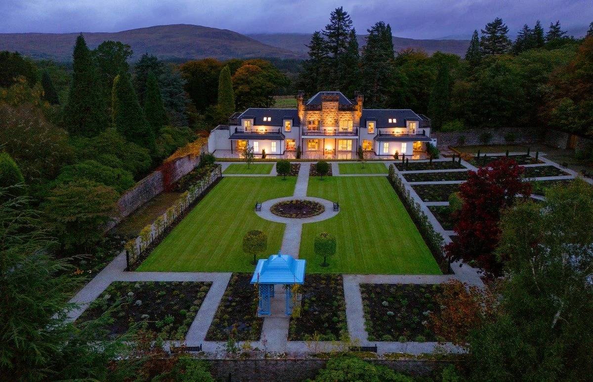 Inverlochy Castle 黃昏時的維多利亞圍牆花園
