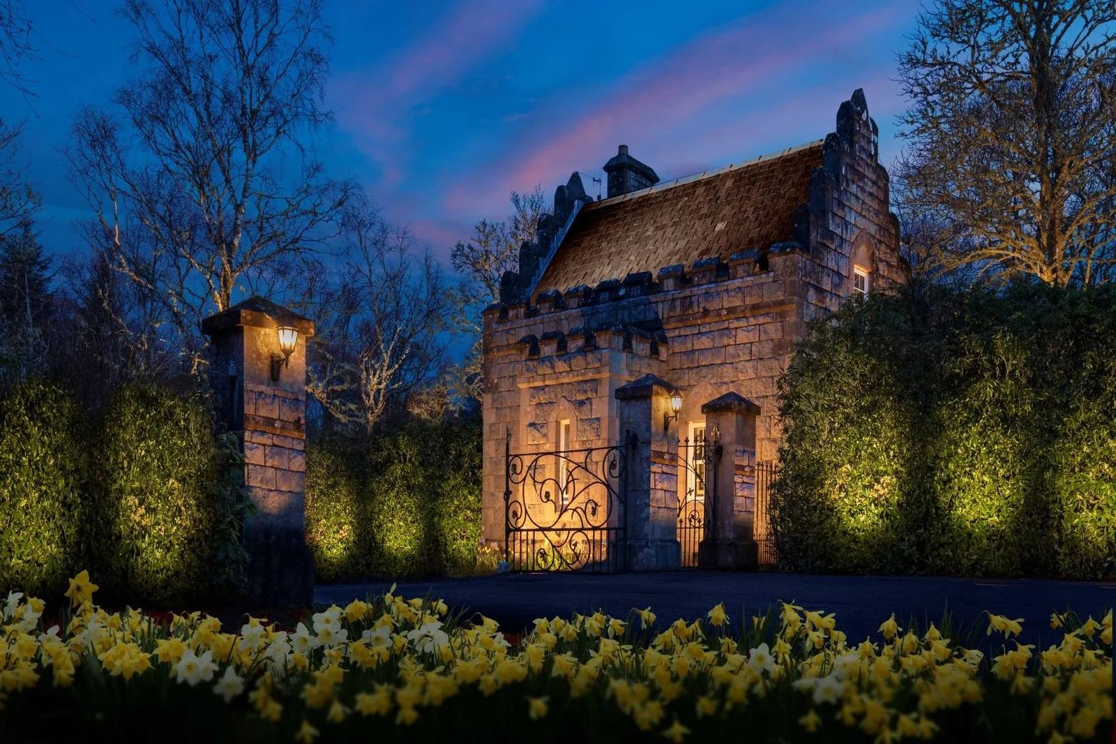 Inverlochy Castle Gate Lodge 石造小屋夜景