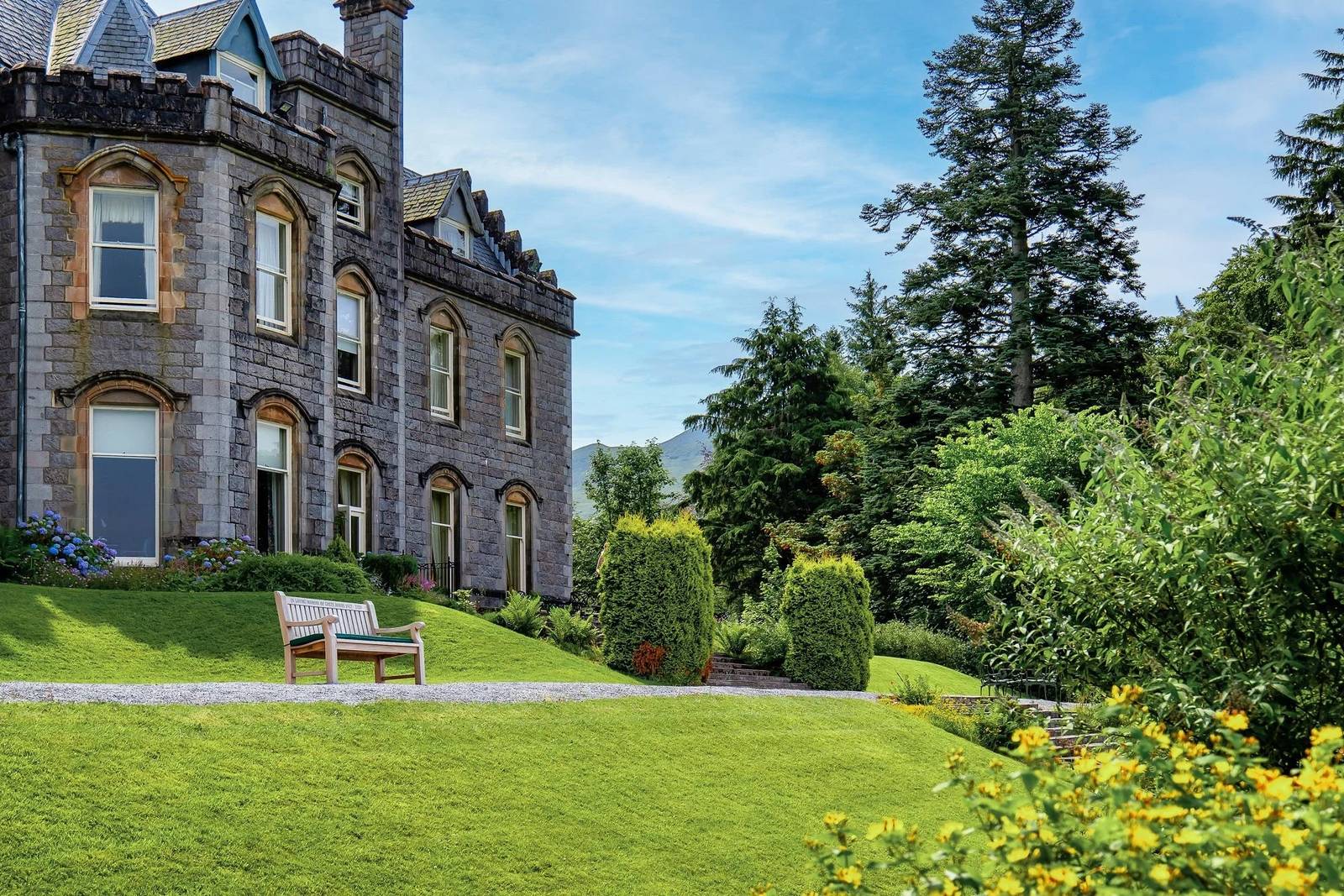 Inverlochy Castle 灰石城堡塔樓與草坪花園