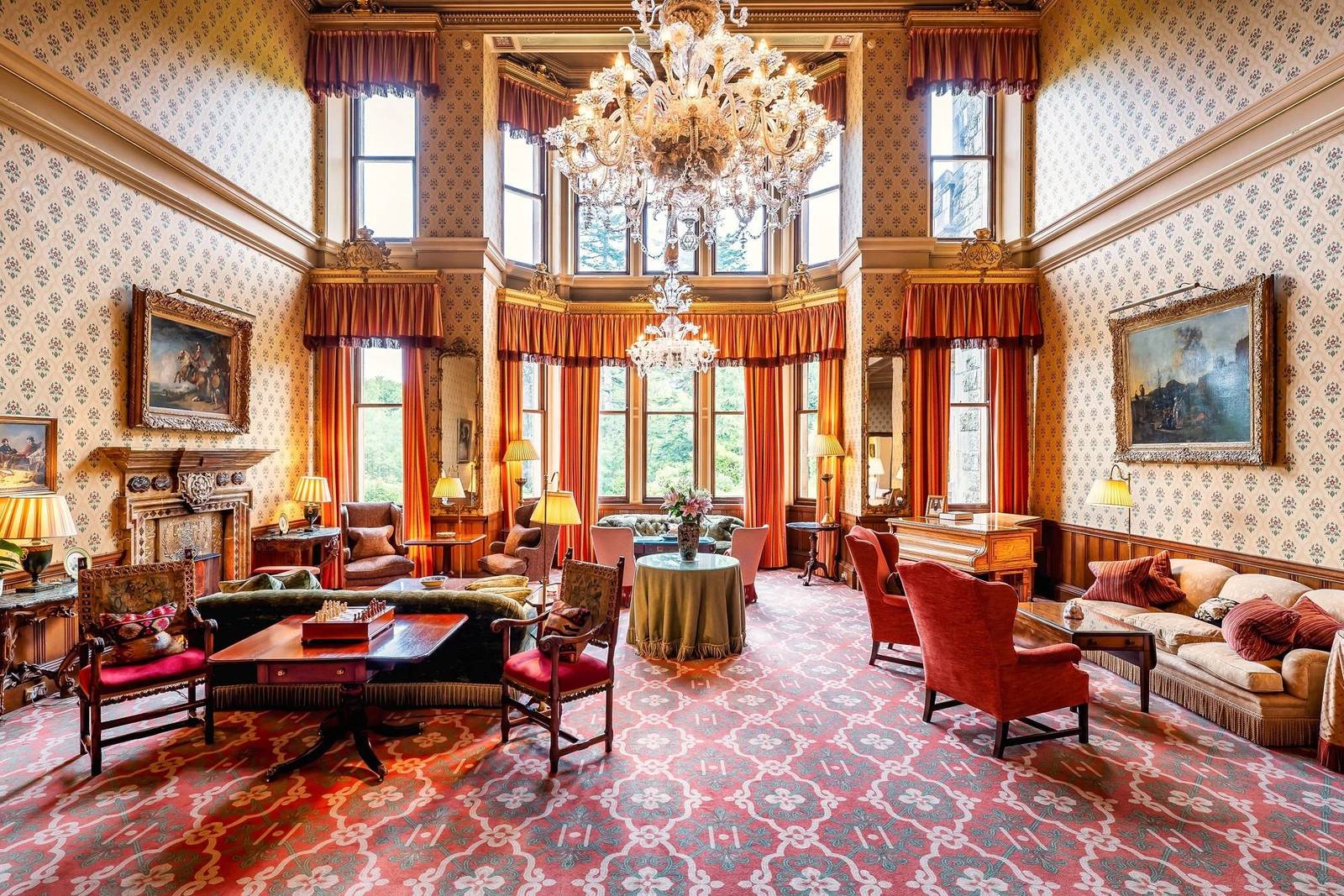 Inverlochy Castle 挑高大廳的水晶吊燈與沙發座位