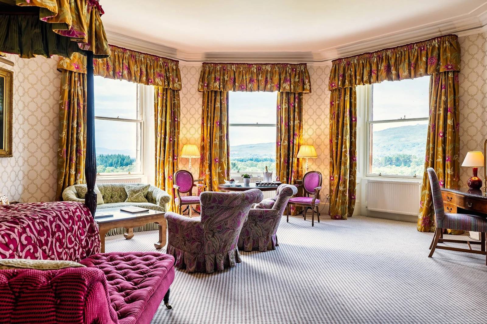 Inverlochy Castle 城堡客房的凸窗、四柱床與窗外山景