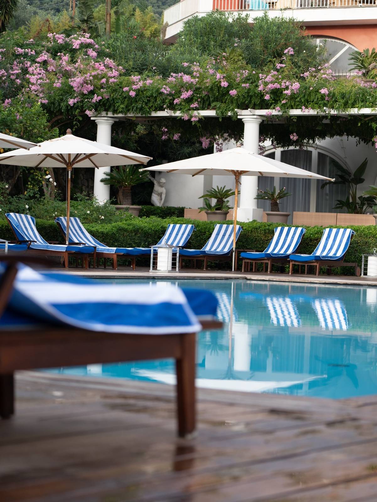 卡布里 J.K. Place Capri 花園中央的泳池與 Pool Bar 座位