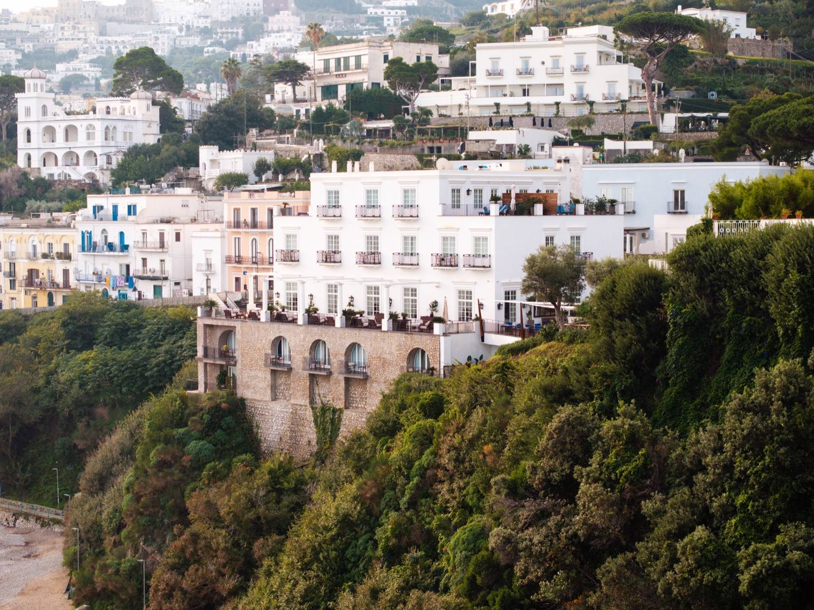 卡布里 J.K. Place Capri 白色建築坐落在大碼頭上方山坡