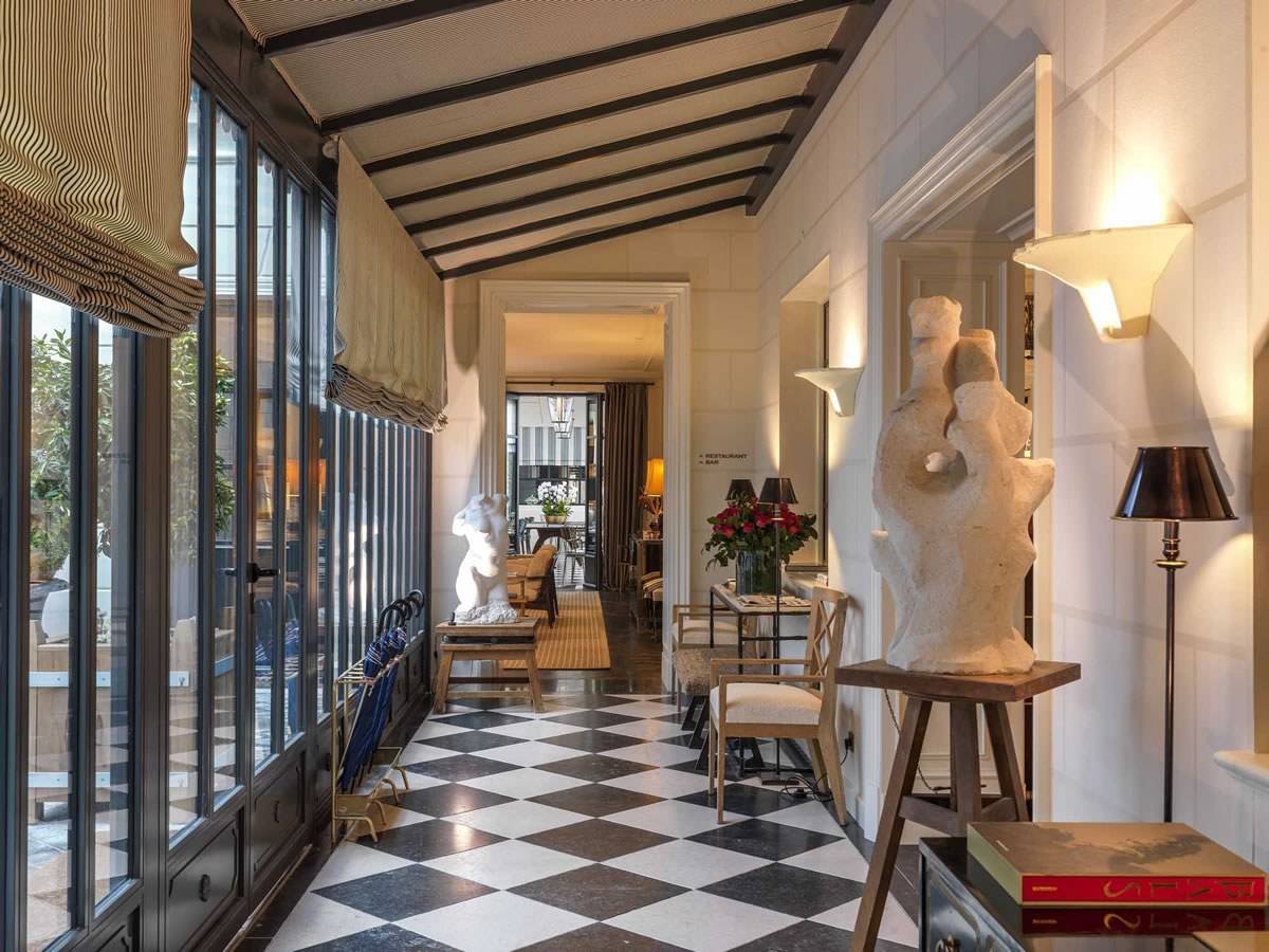 巴黎 J.K. Place Paris 餐廳旁的長廊與雕塑