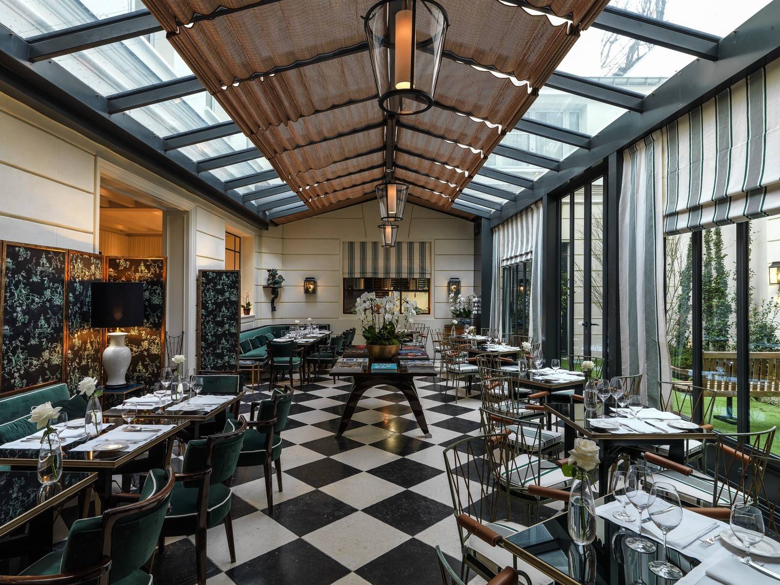 巴黎 J.K. Place Paris 玻璃頂義大利餐廳與黑白棋盤地板