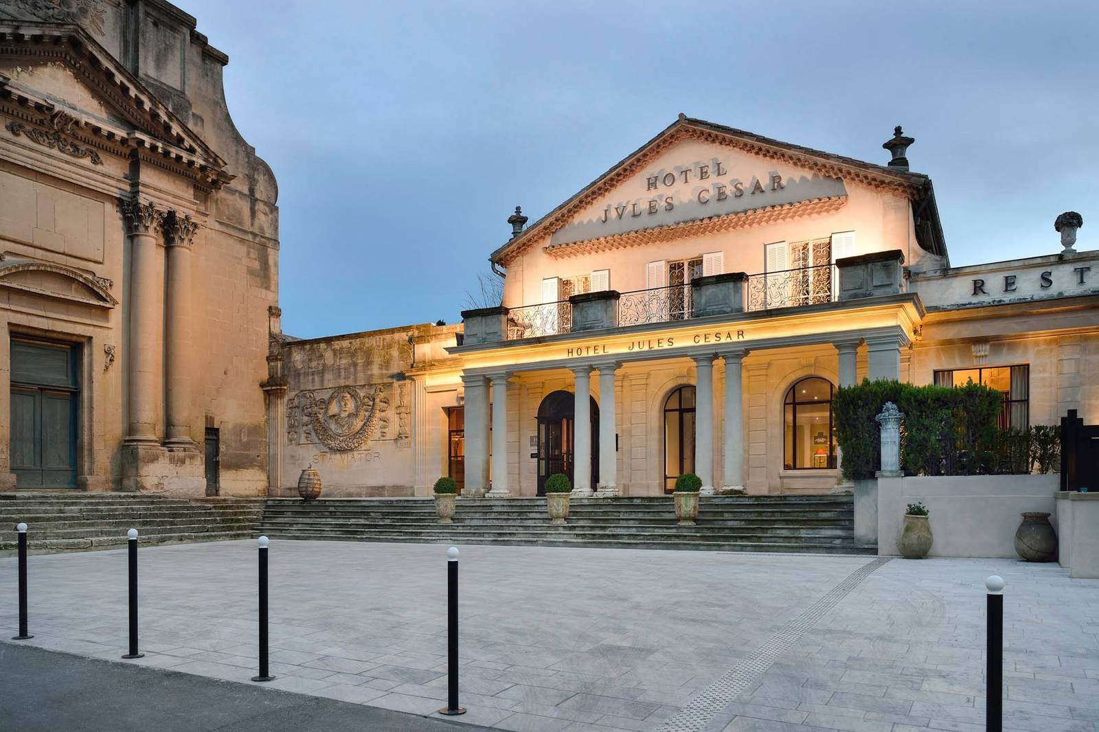 阿爾勒 Hôtel Jules César 黃昏時的酒店立面