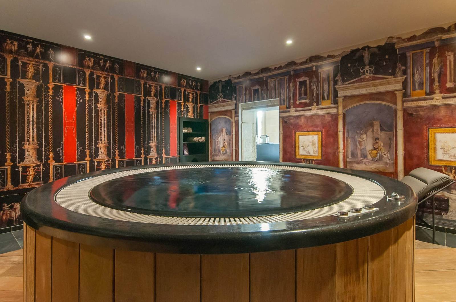 阿爾勒 Hôtel Jules César Spa 壁畫環繞的按摩池