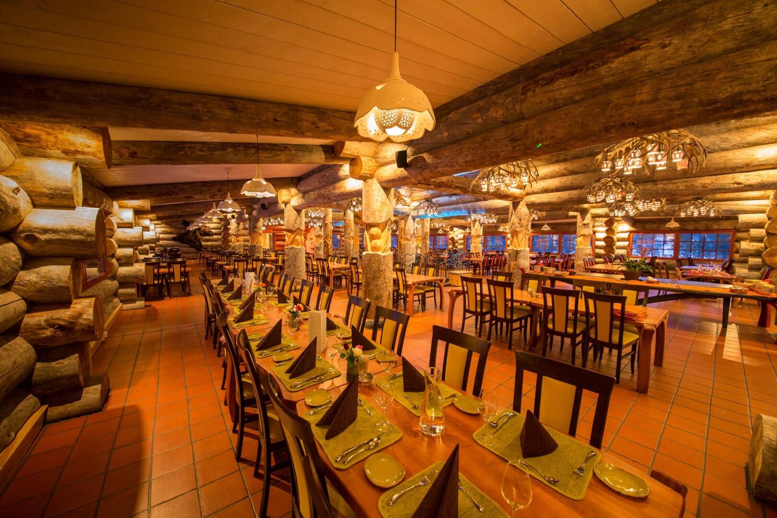 Kakslauttanen Arctic Resort Aurora Restaurant 原木餐廳