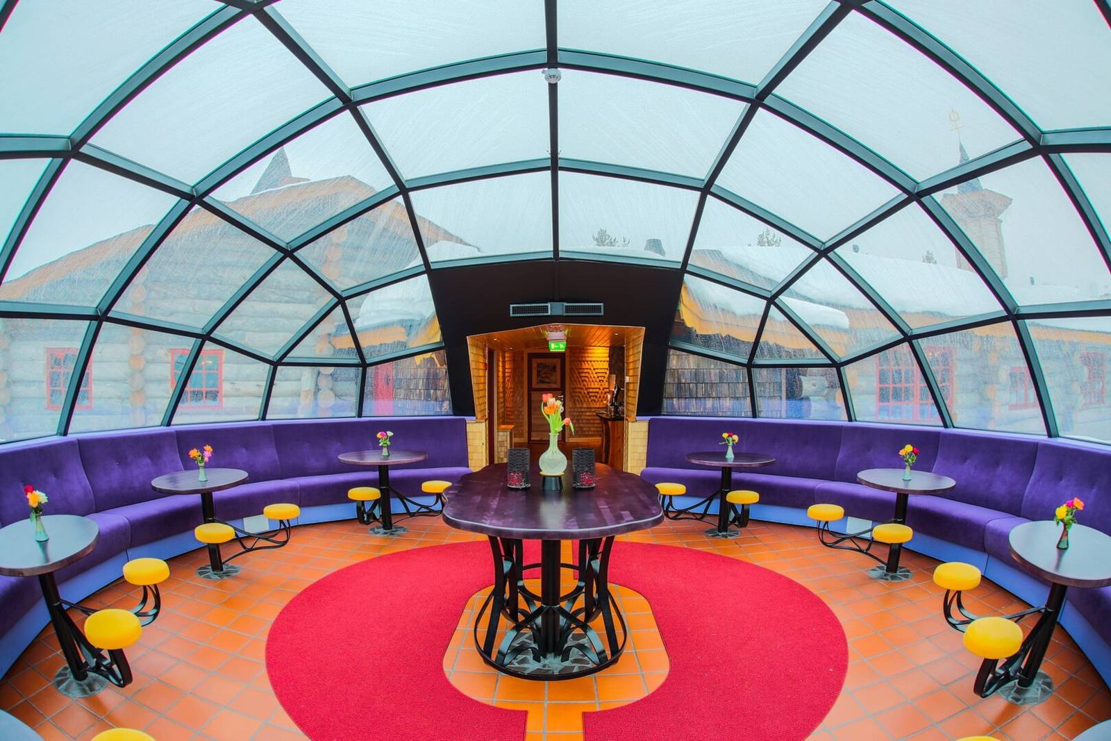 Kakslauttanen Arctic Resort 玻璃穹頂下的 Igloo Bar