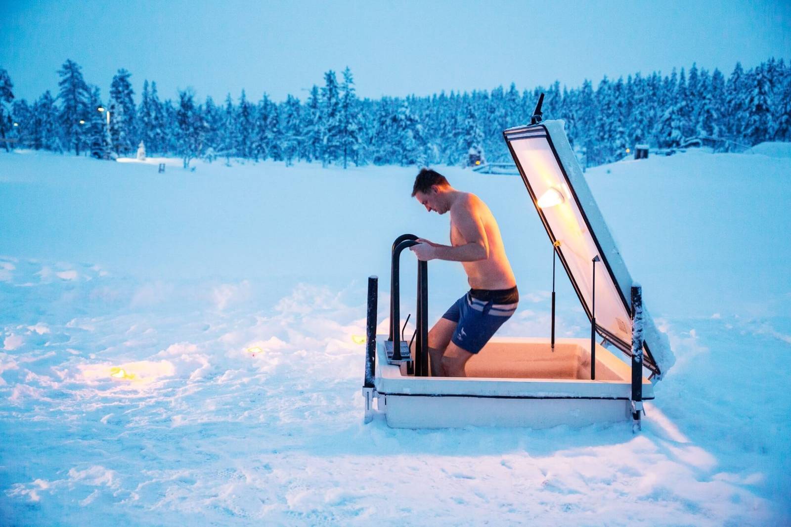Kakslauttanen Arctic Resort 雪地冰池