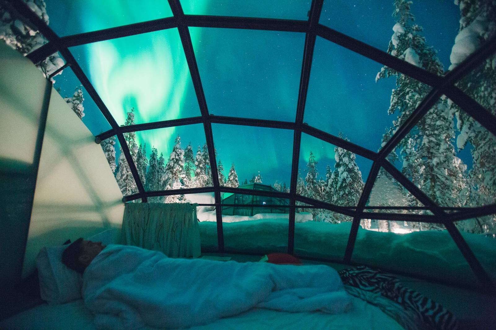 Kakslauttanen Arctic Resort 玻璃屋內躺在床上看極光
