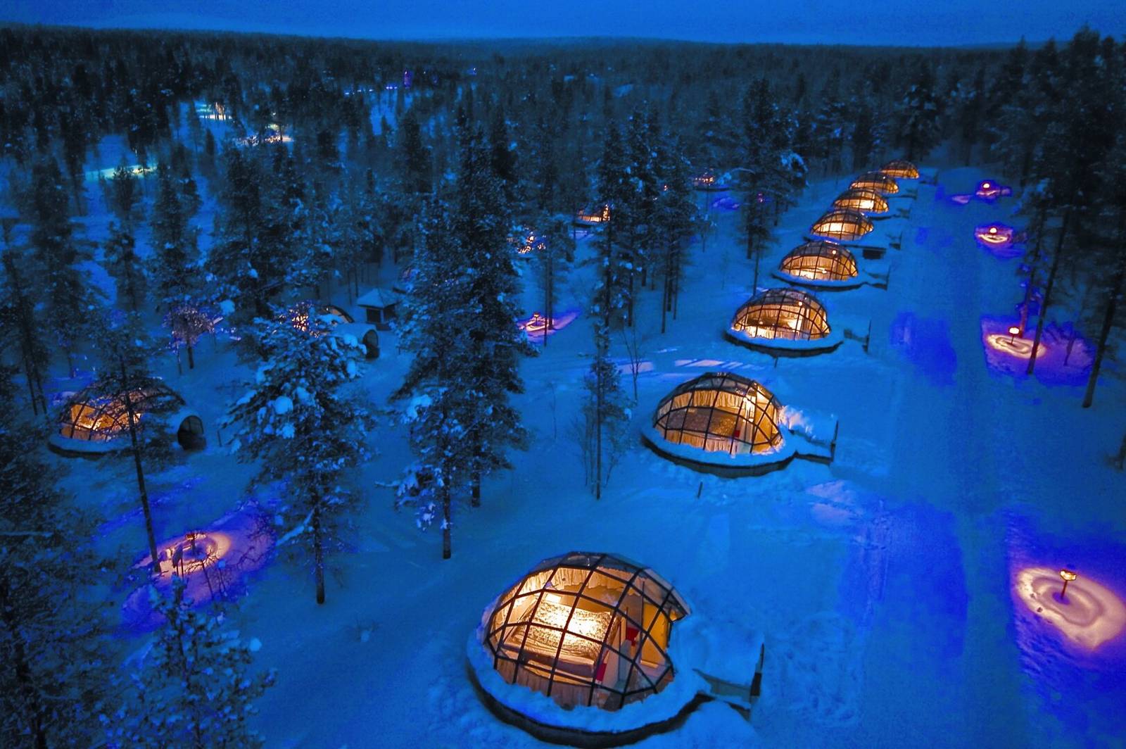 Kakslauttanen Arctic Resort 夜晚雪林中點燈的玻璃屋聚落