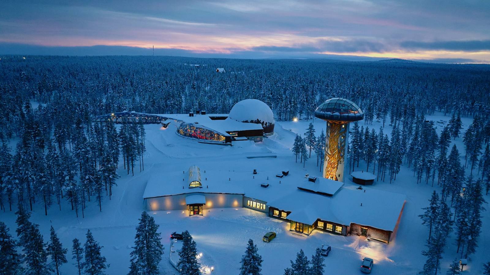 Kakslauttanen Arctic Resort 雪林中的 Kakslauttanen Cosmos 天象館建築群