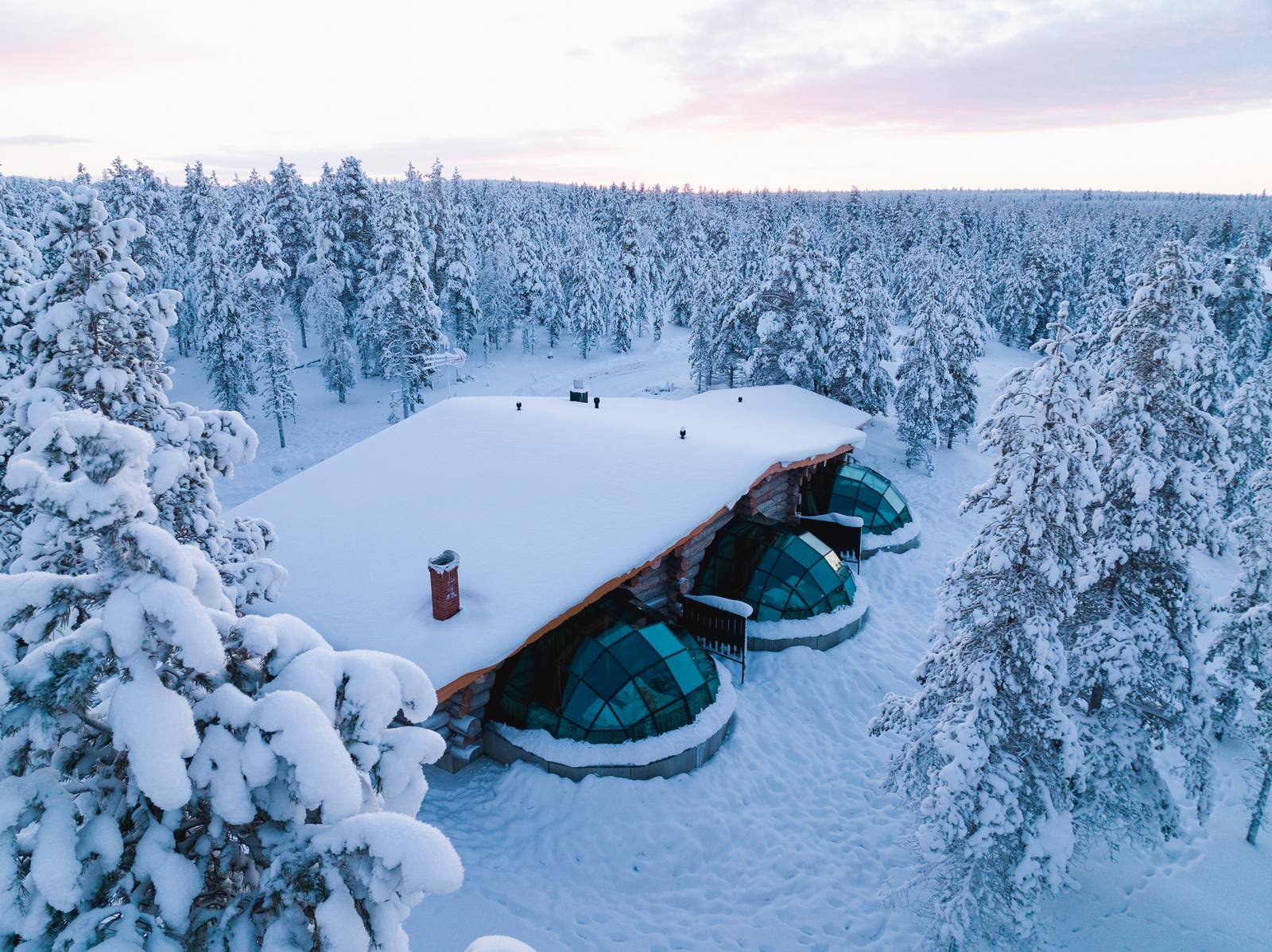 Kakslauttanen Arctic Resort 雪地裡的 Luxury Kelo-Glass Igloo