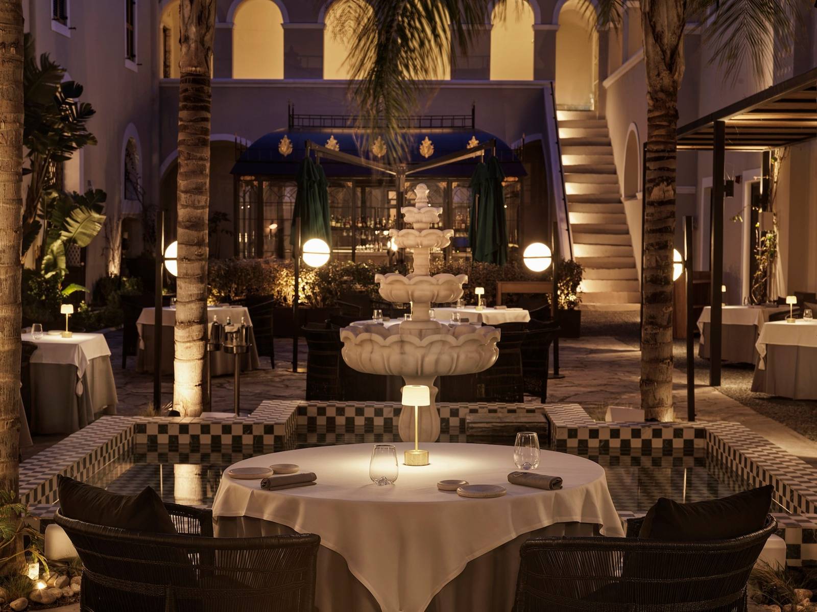 Katikies Garden Santorini Selene 餐廳中庭噴泉旁餐桌