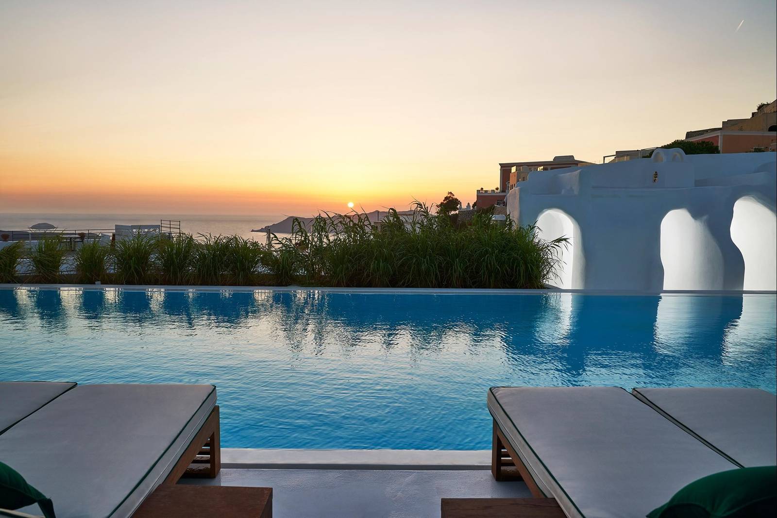 Katikies Garden Santorini 夕陽下的無邊際泳池