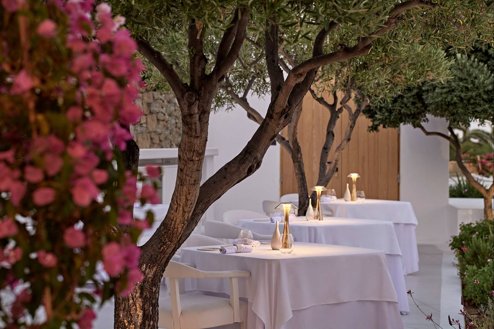 Botrini's Mykonos 花木間的戶外餐桌
