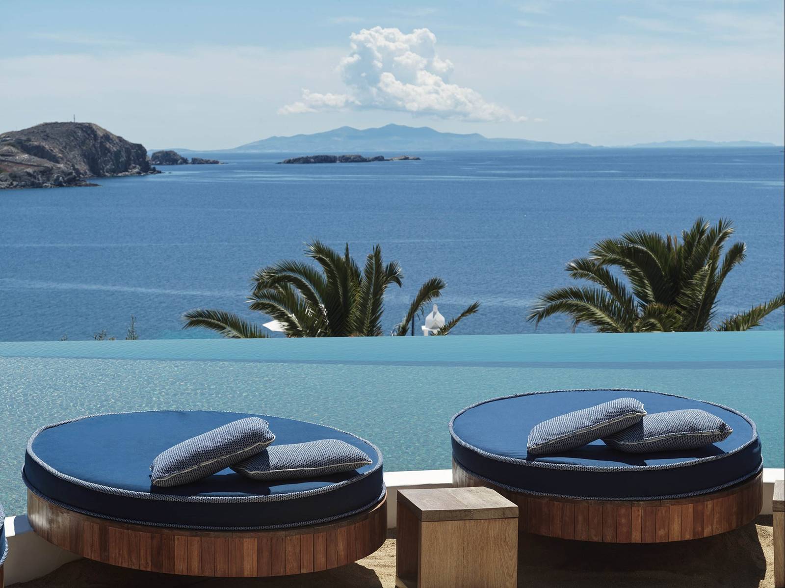 Katikies Mykonos 泳池邊的海景躺床