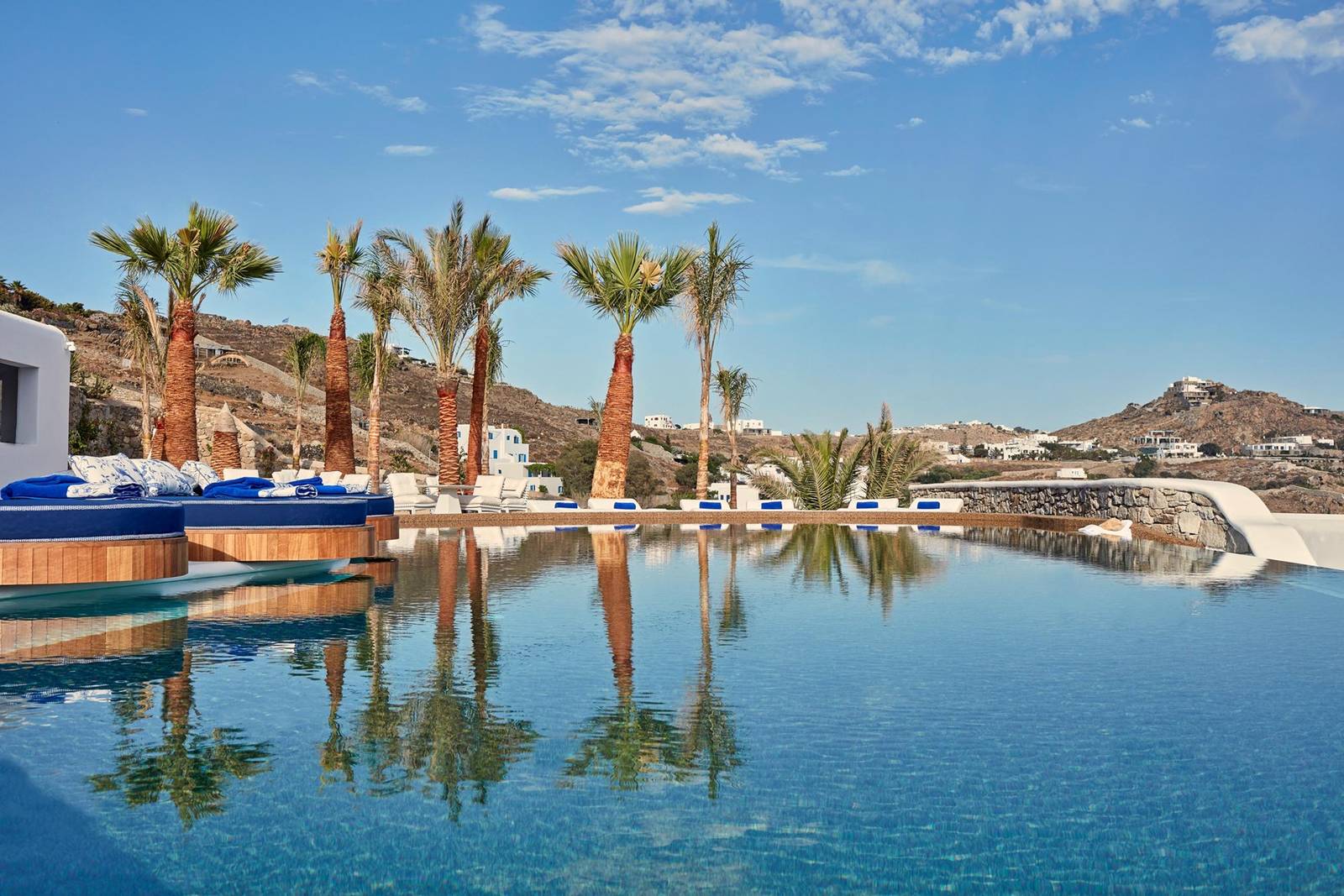 Katikies Mykonos 棕櫚樹環繞的泳池