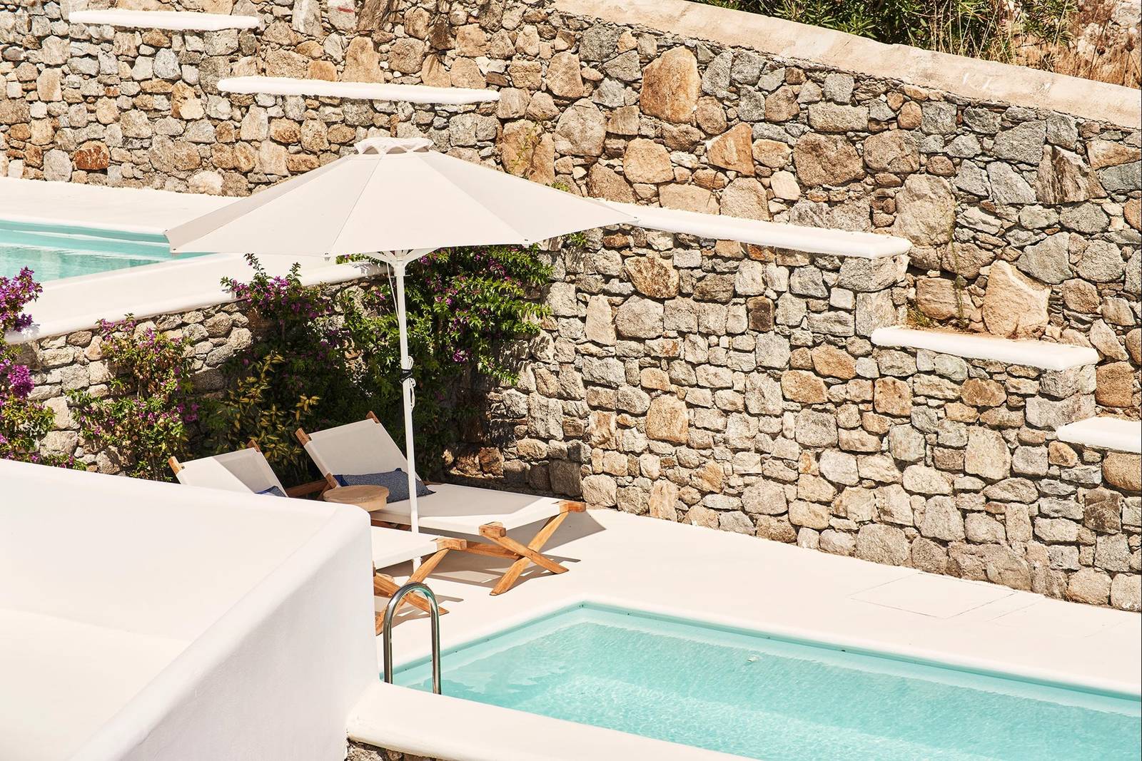Katikies Mykonos Master Suite 石牆旁的私人泳池