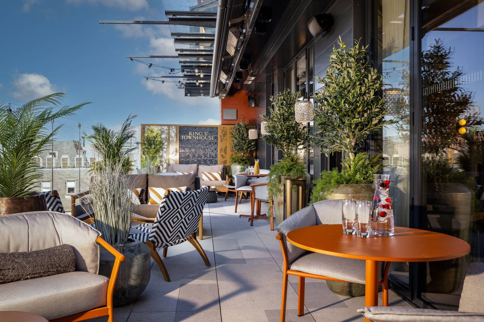 King Street Townhouse 六樓露台的座位與城市景