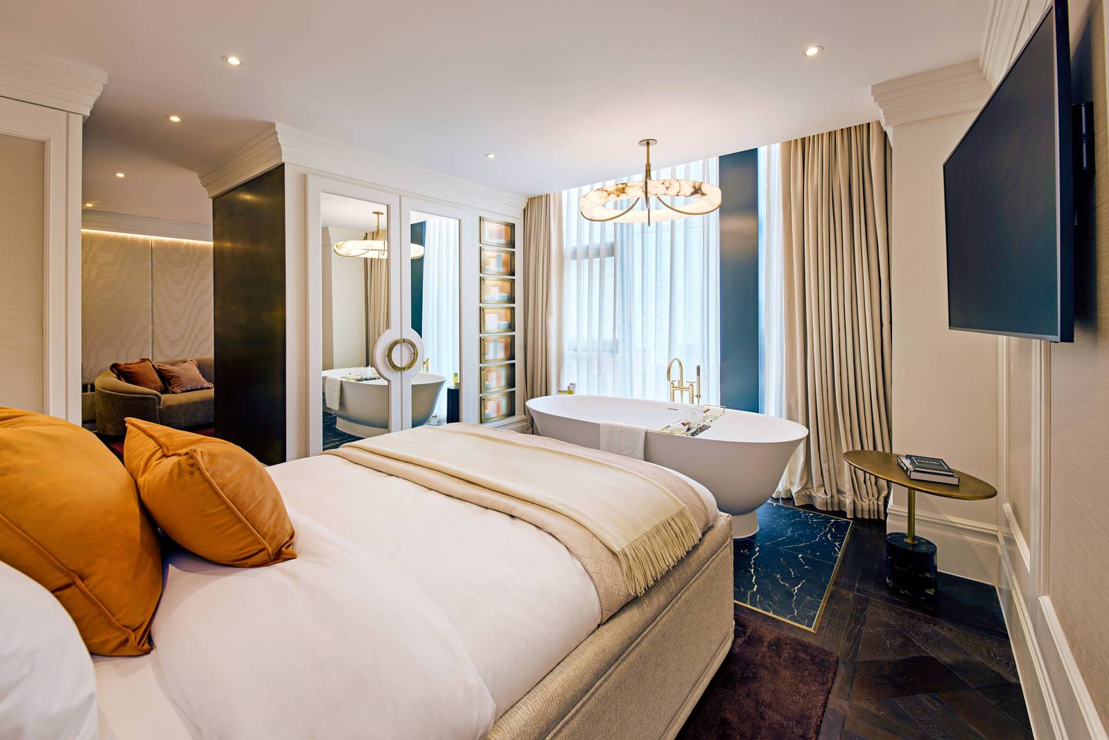 King Street Townhouse ESPA Suite 臥室與獨立浴缸