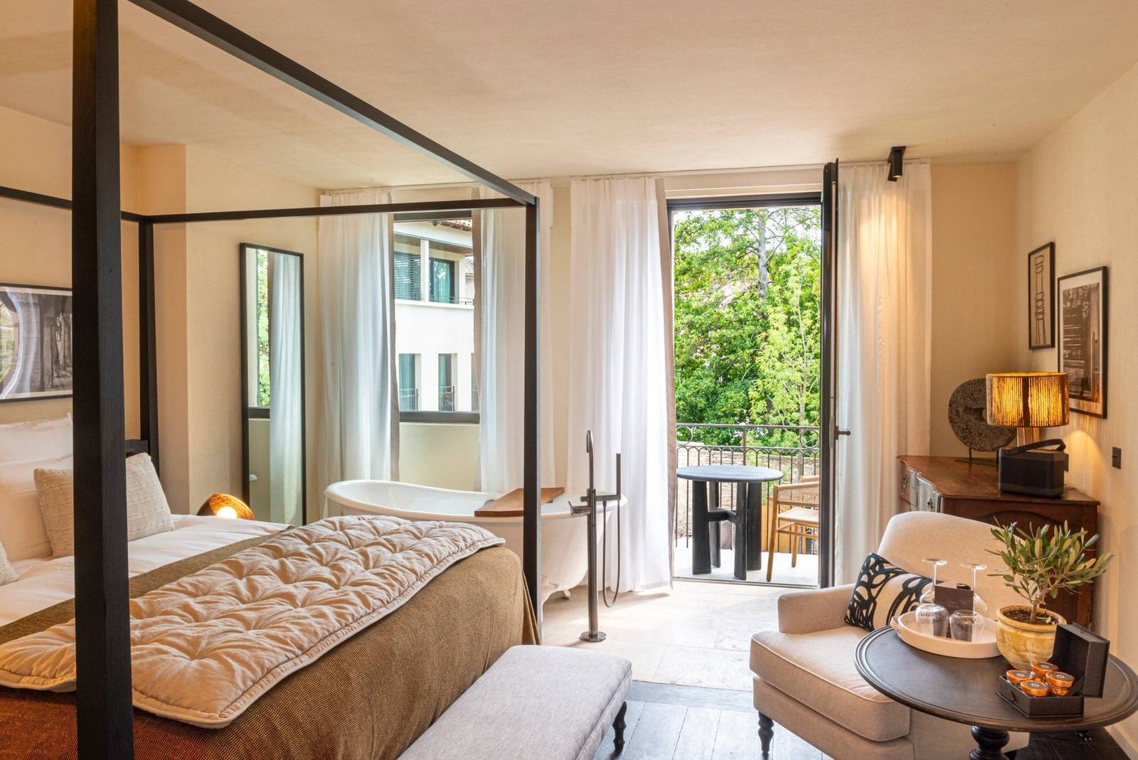 L'Isle de Leos Junior Suite 四柱床與陽台門