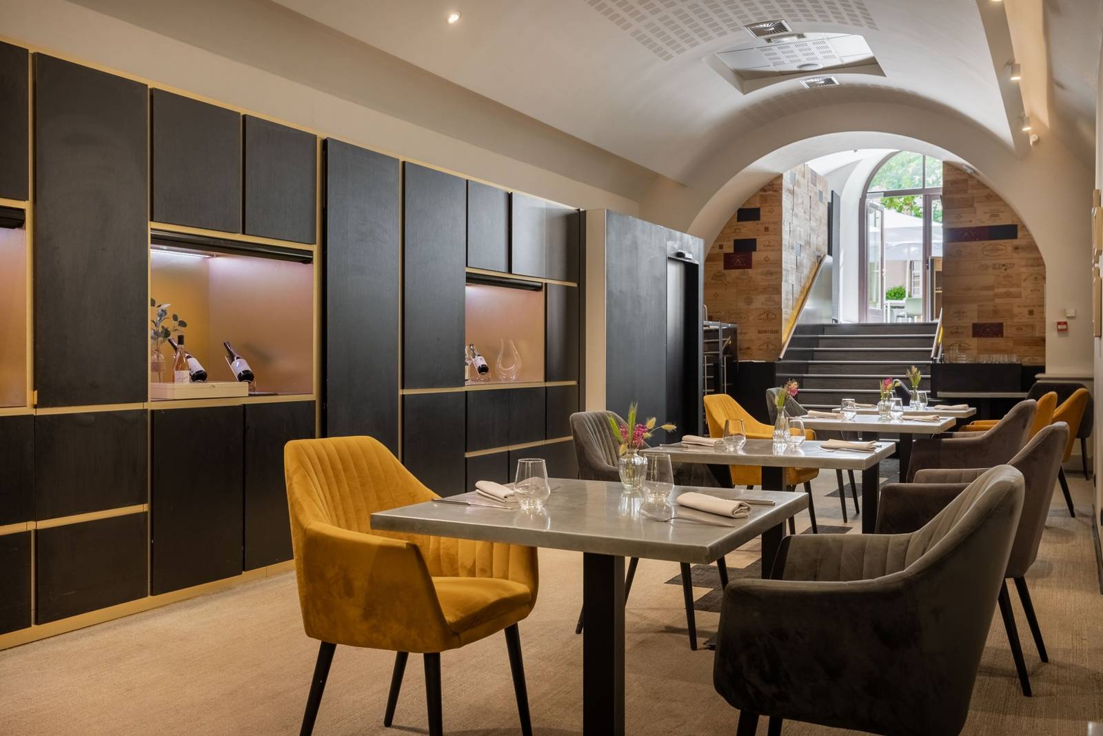La Citadelle 酒店 La Réserve 餐廳與石拱窗