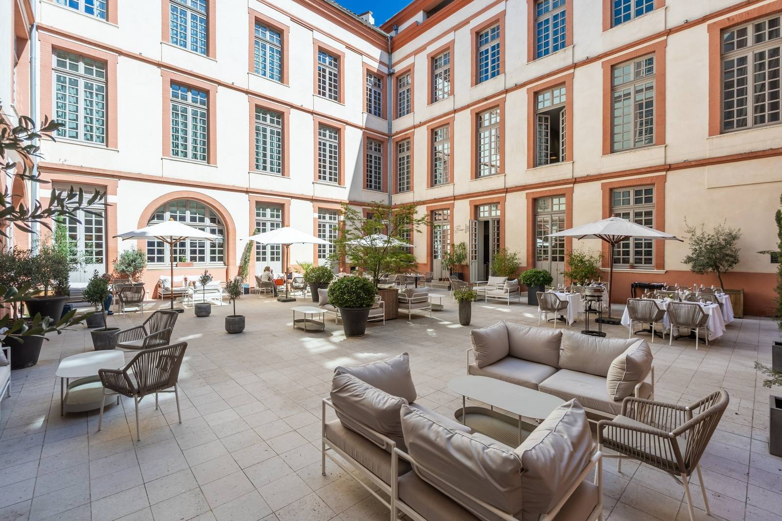 La Cour des Consuls 中庭露台沙發座位