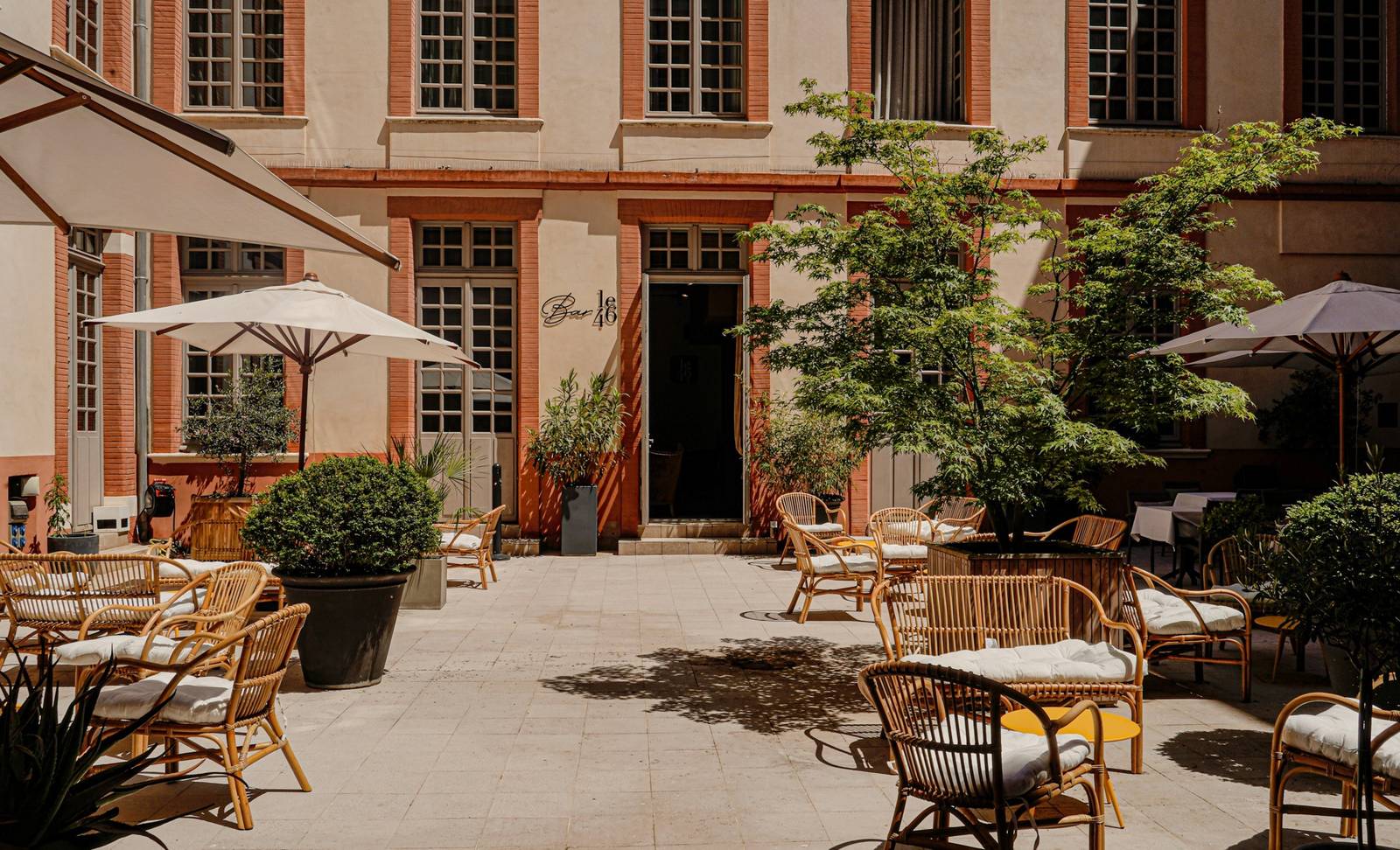 La Cour des Consuls 入口旁的綠意中庭