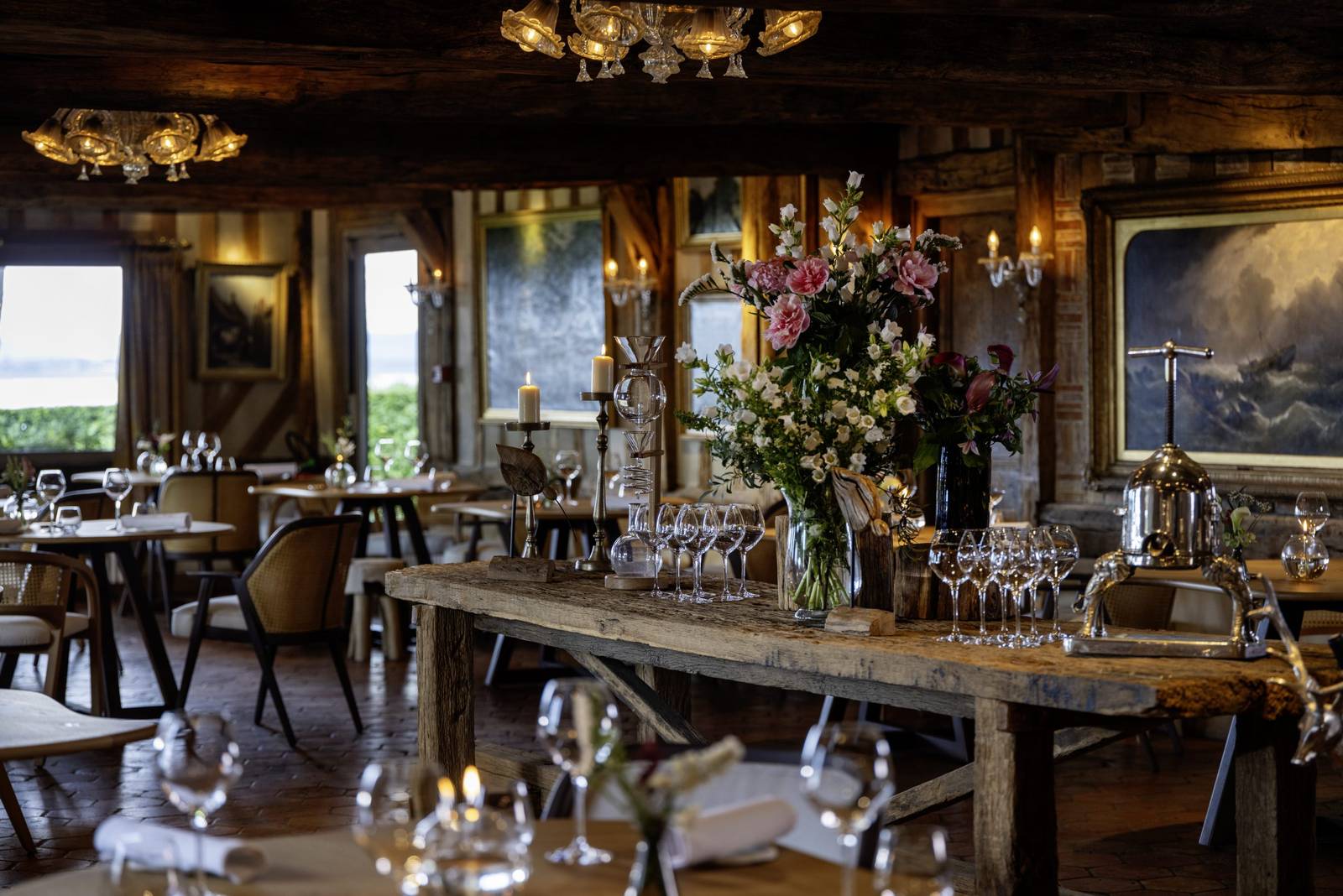 La Ferme Saint Siméon Les Impressionnistes 餐廳的長桌與畫作