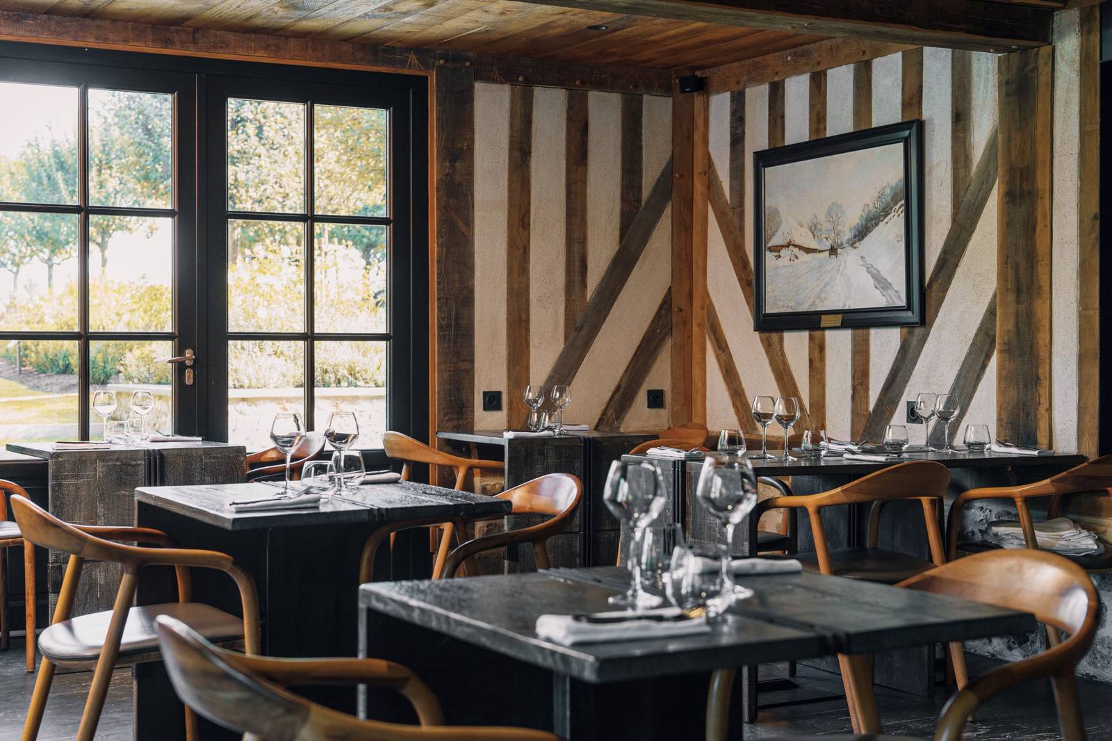 La Ferme Saint Siméon La Boucane 半木構牆面的用餐區