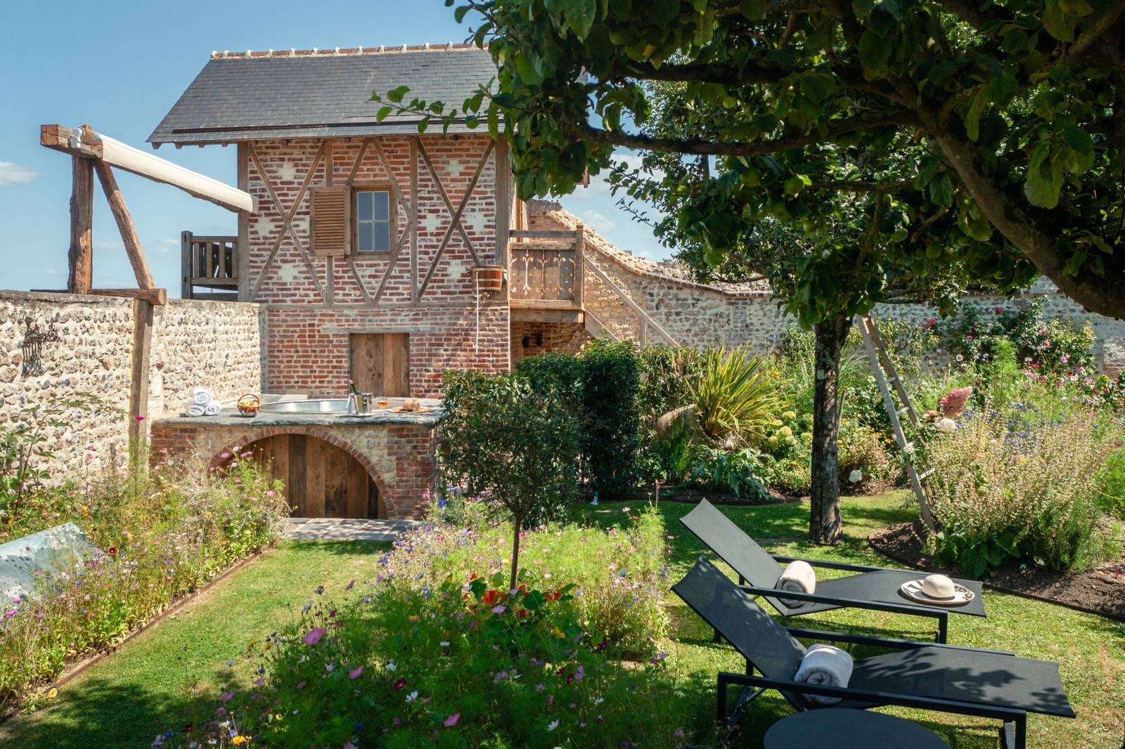 La Ferme Saint Siméon Spa Potager 磚造小屋與花園躺椅