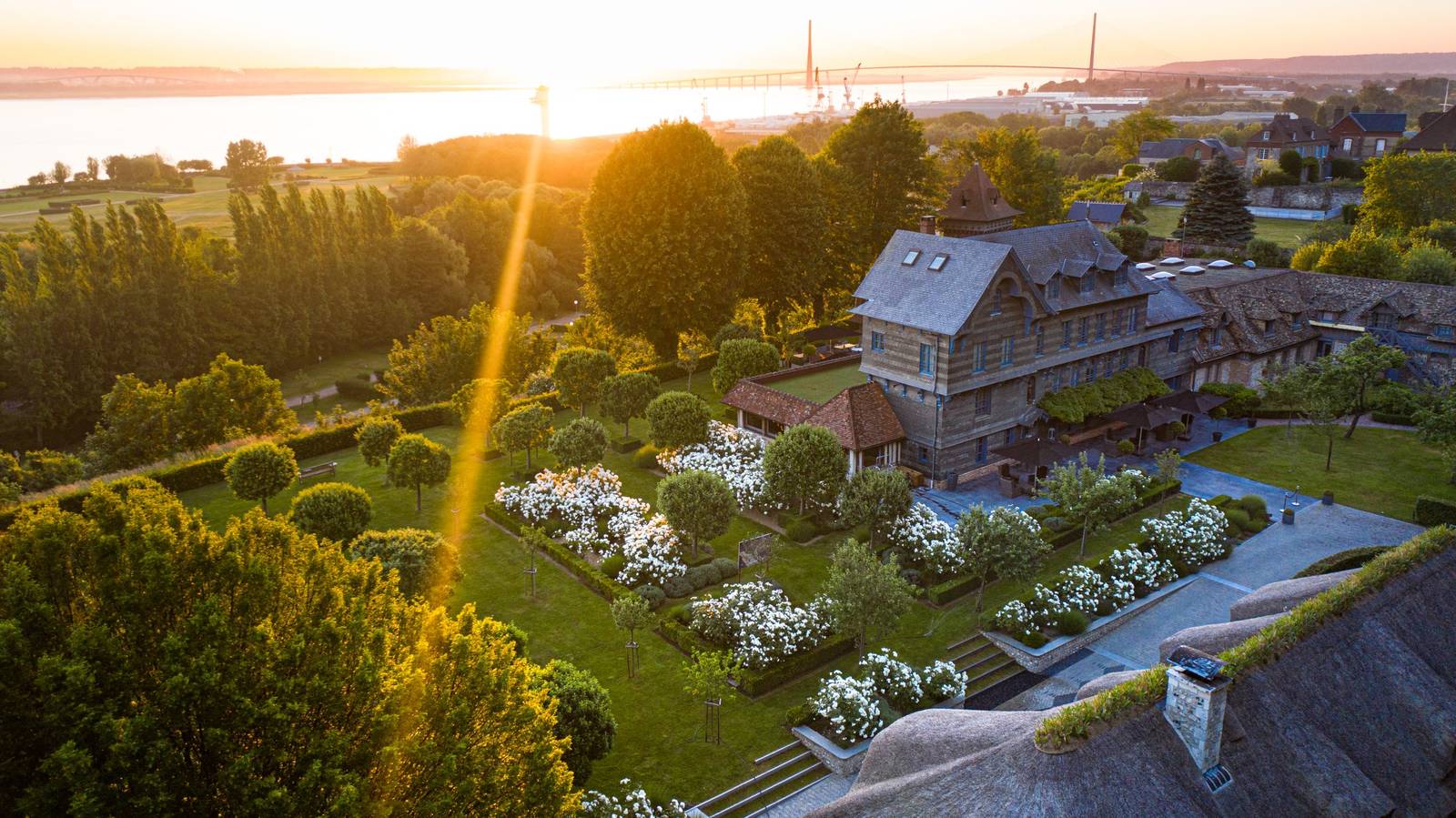 夕陽下俯瞰 La Ferme Saint Siméon 花園與塞納河口