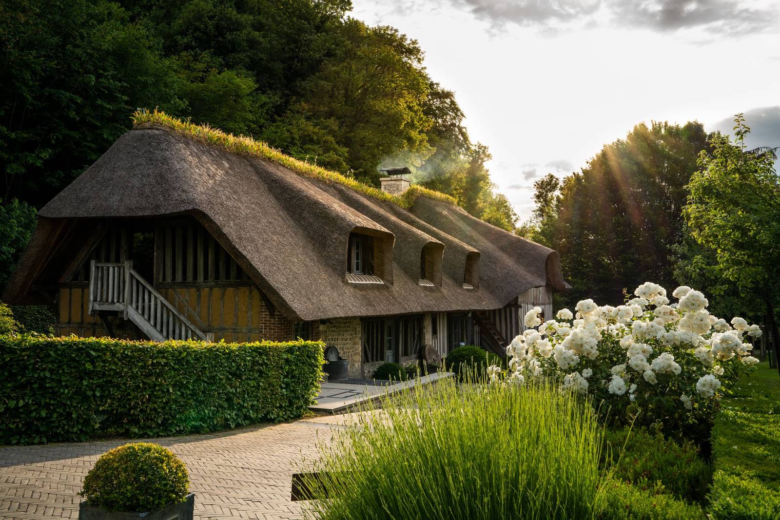 La Ferme Saint Siméon 茅草屋頂的半木構老屋與花園