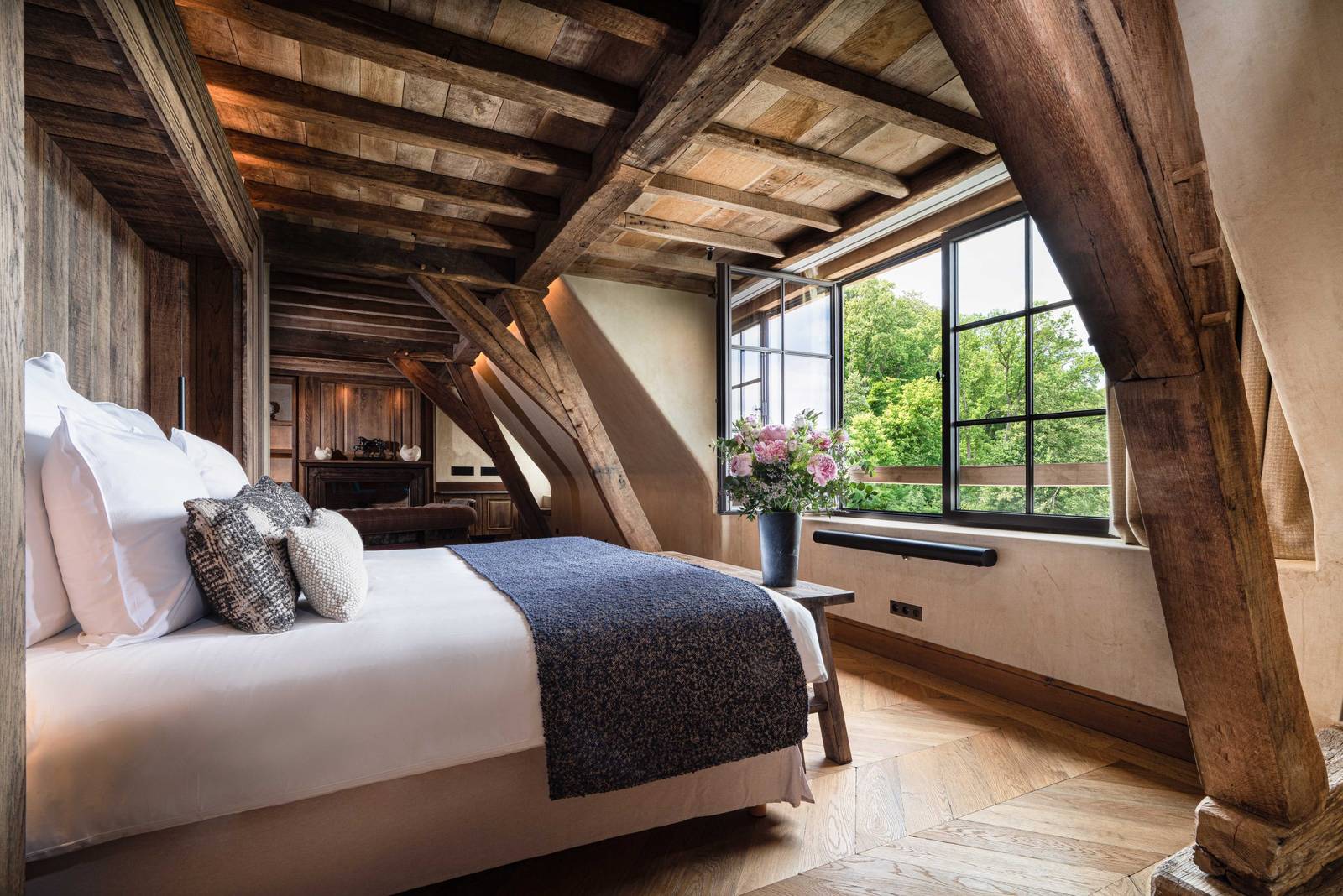 La Ferme Saint Siméon 斜屋頂木構下的套房臥室