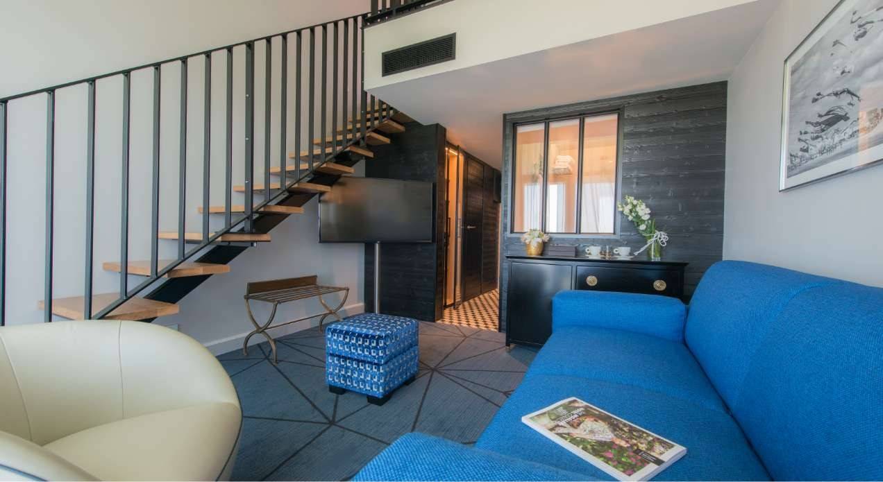La Grande Terrasse Junior Duplex 套房起居區與夾層樓梯