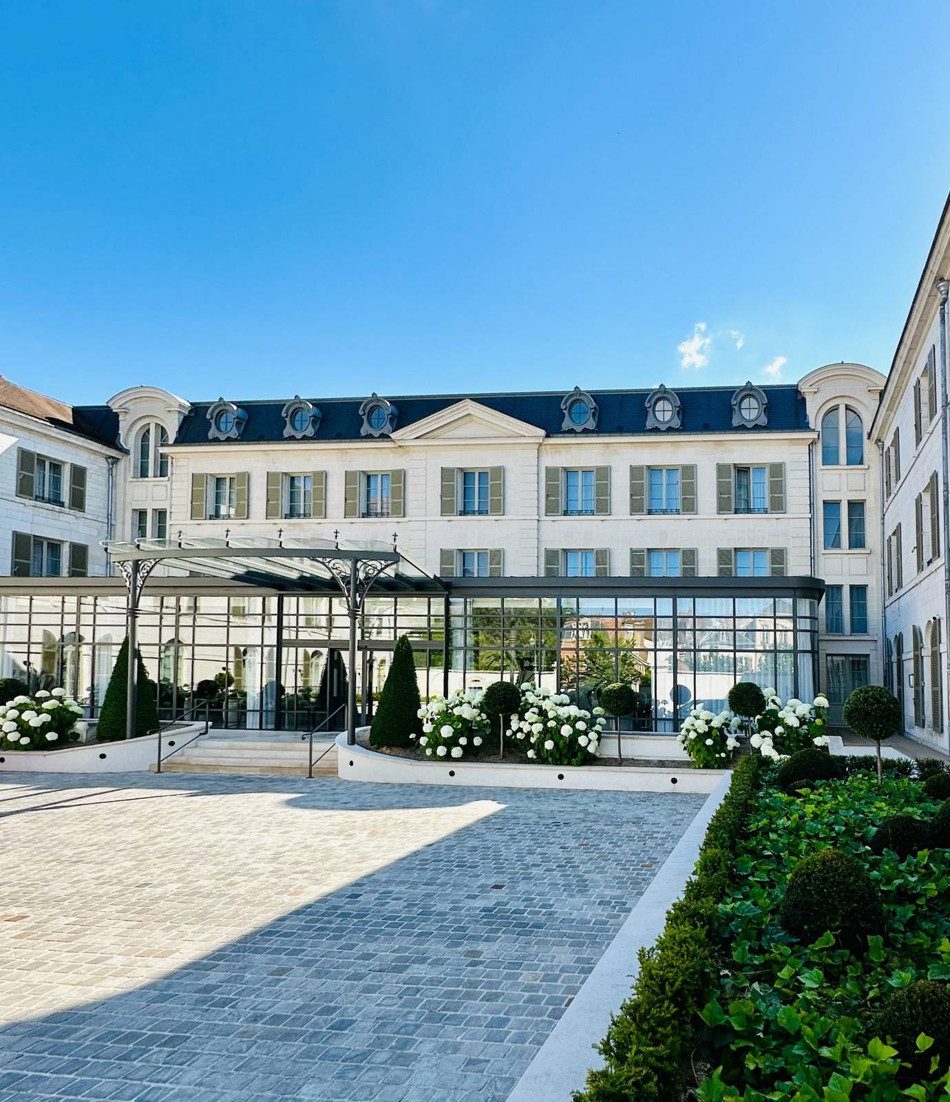 La Licorne 酒店白色建築與庭園步道