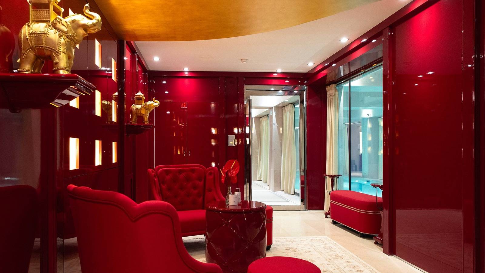 巴黎 La Réserve Spa 紅色休憩區
