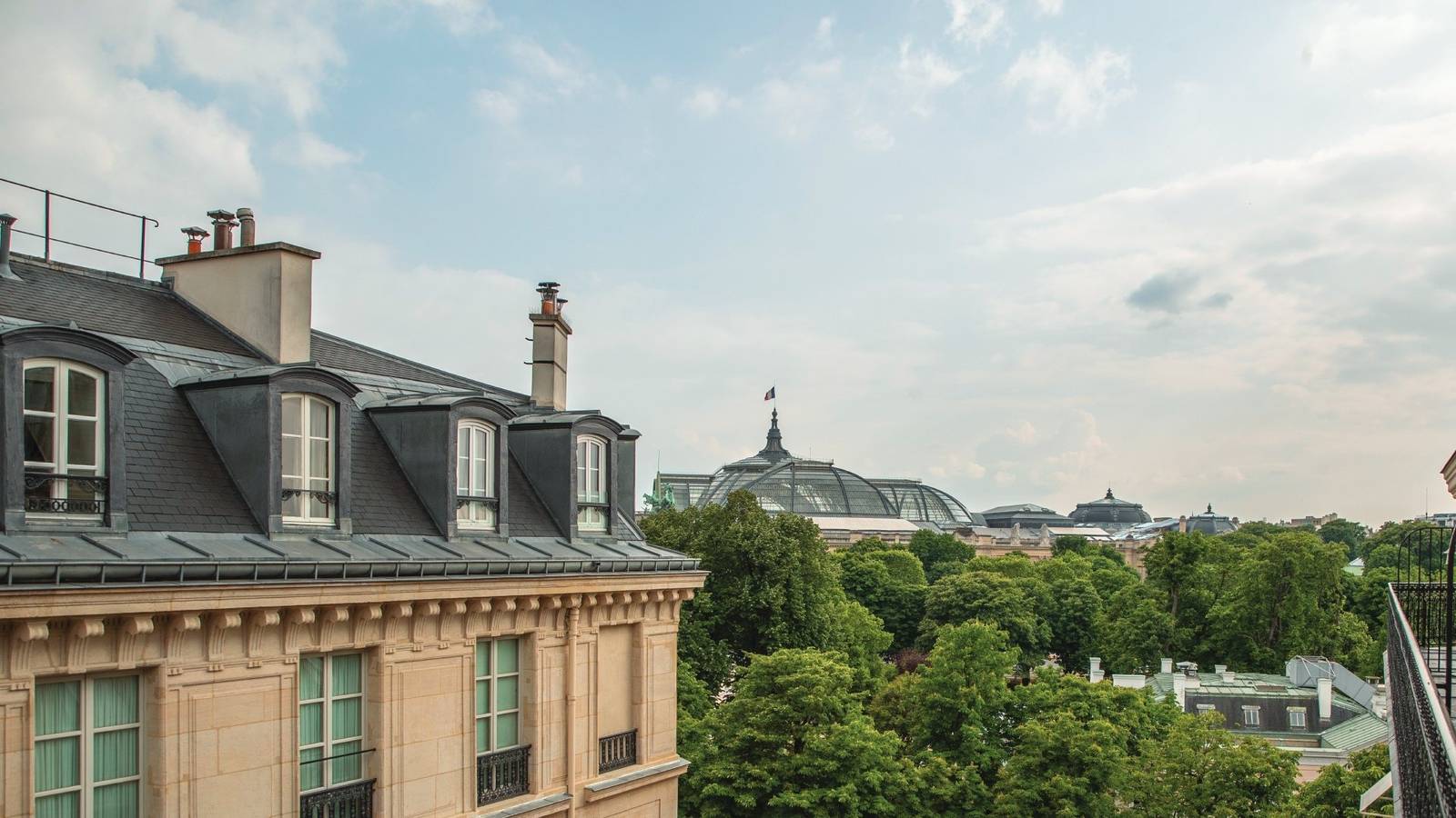 巴黎 La Réserve 奧斯曼式建築屋頂與遠方大皇宮