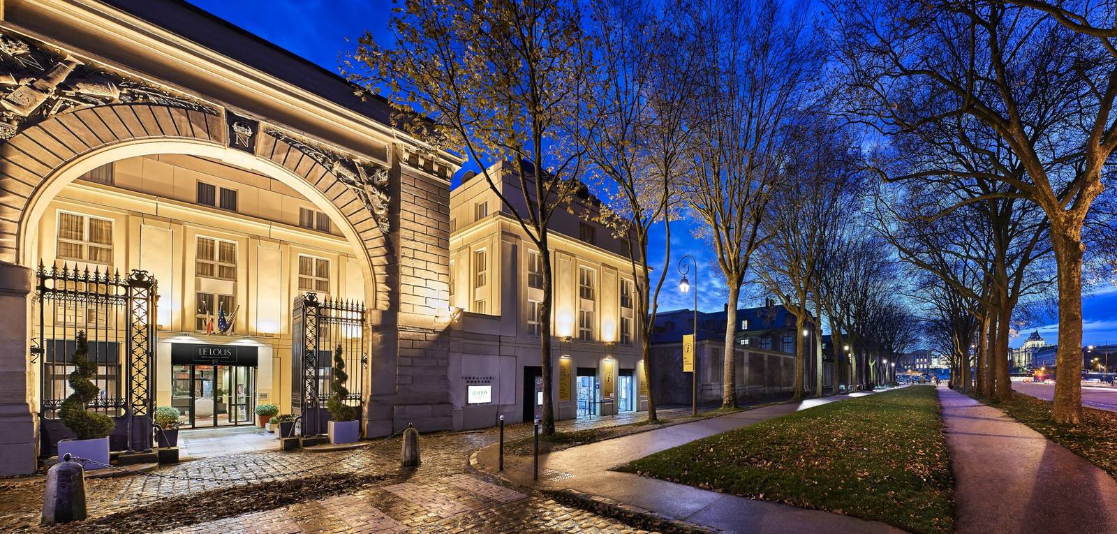 凡爾賽 Le Louis Versailles Château 歷史門廊與建築夜景