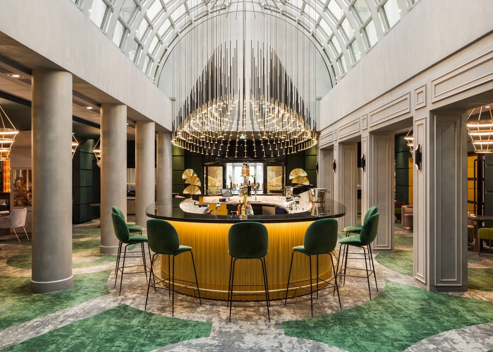 Le Louis Versailles Château 玻璃天棚下的 Le Bar 與大型水晶吊燈