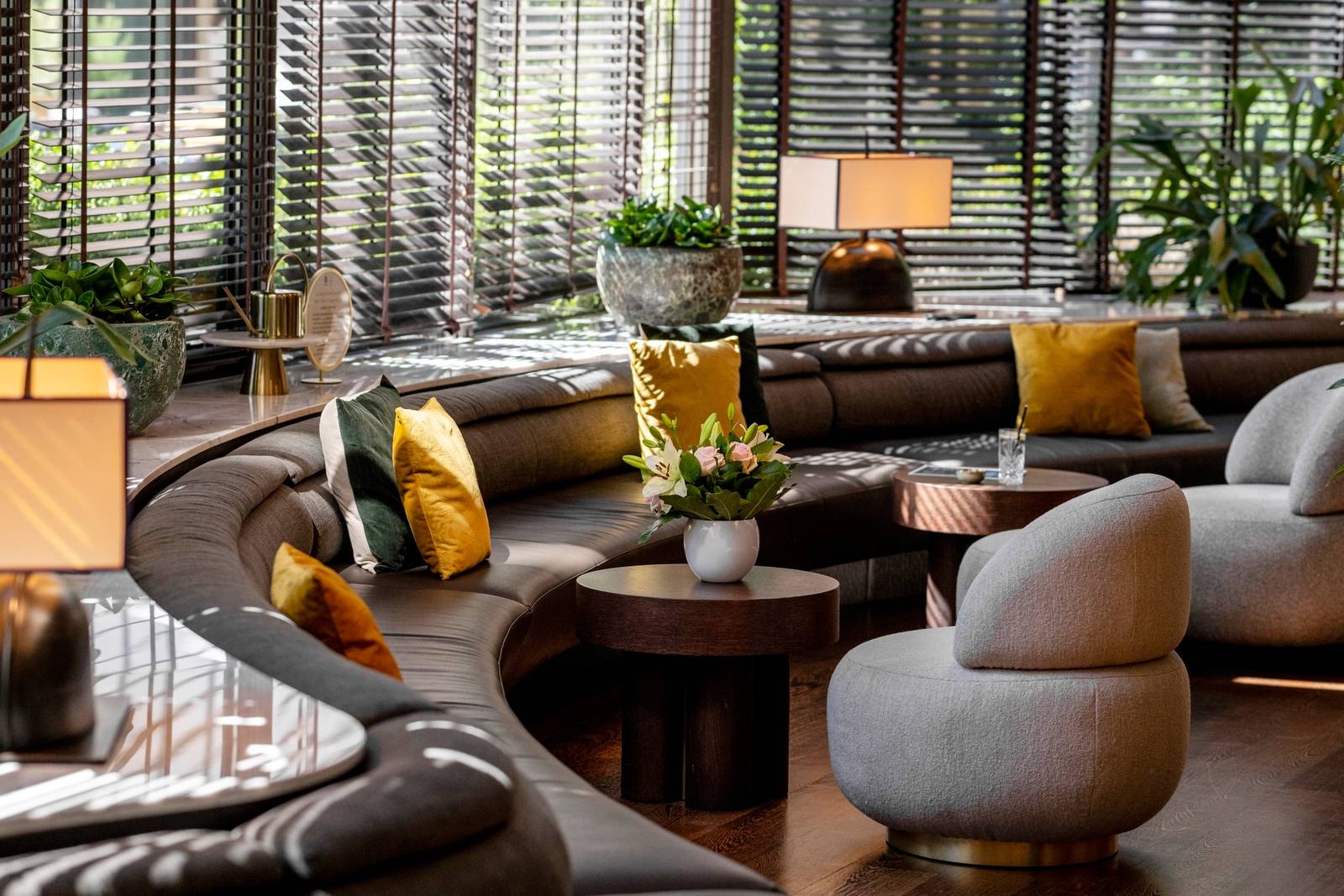 Le Louise Hotel 面向花園的酒廊座位區