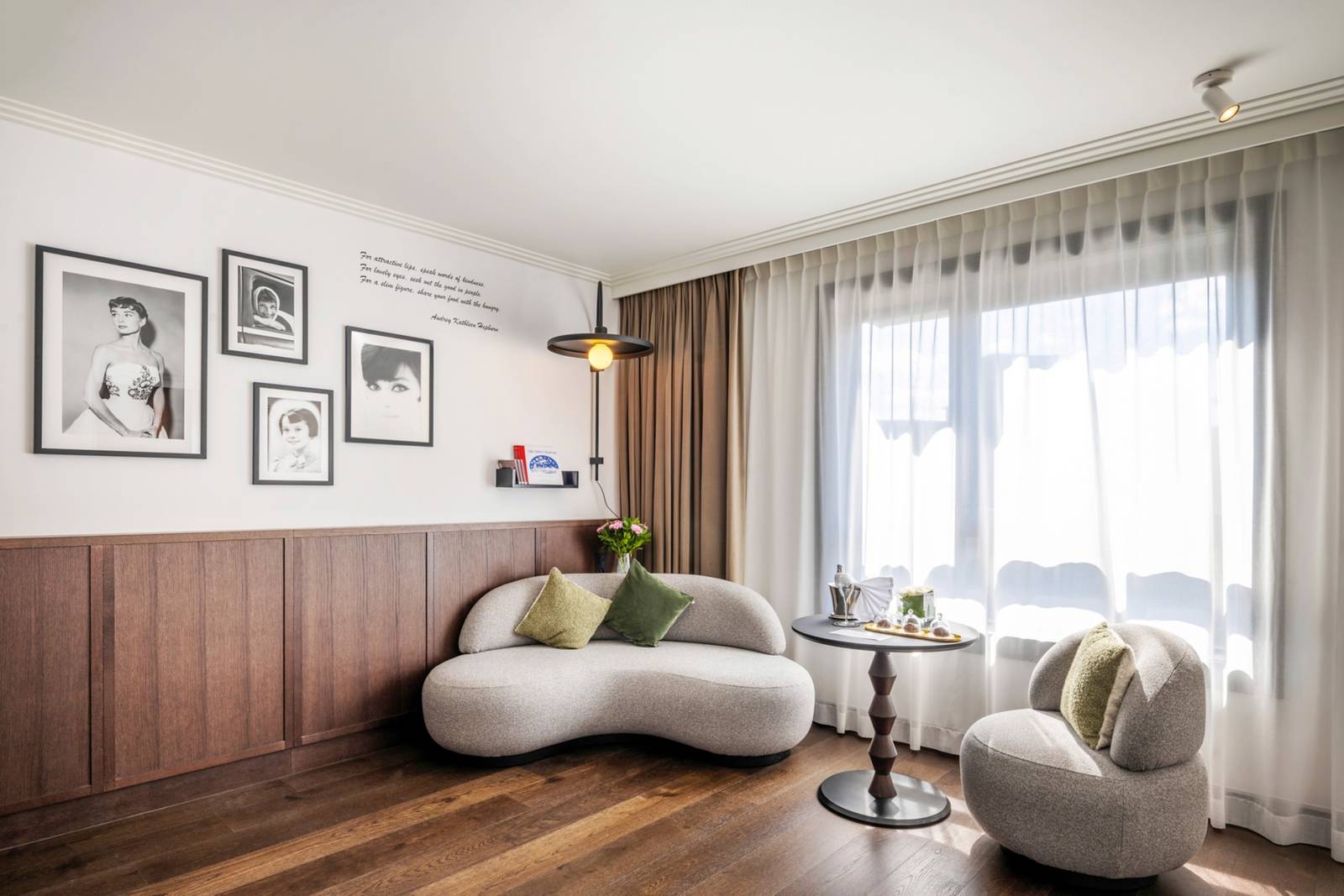 Le Louise Hotel Audrey Hepburn 致敬套房起居區