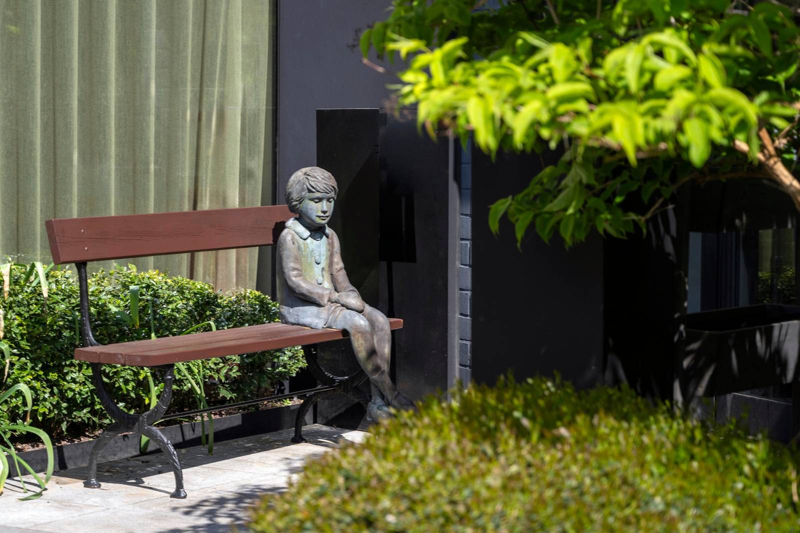Le Louise Hotel 花園裡的奧黛麗赫本長椅