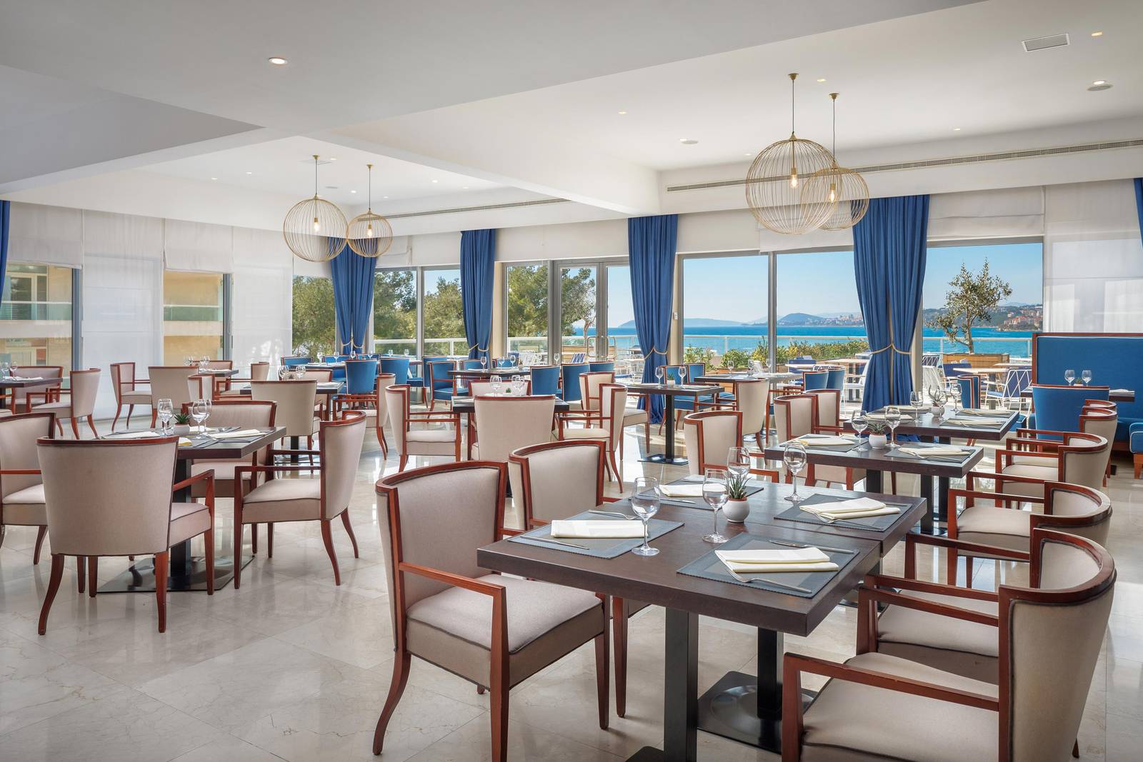 Le Méridien Lav Spalatum 餐廳面海的用餐區