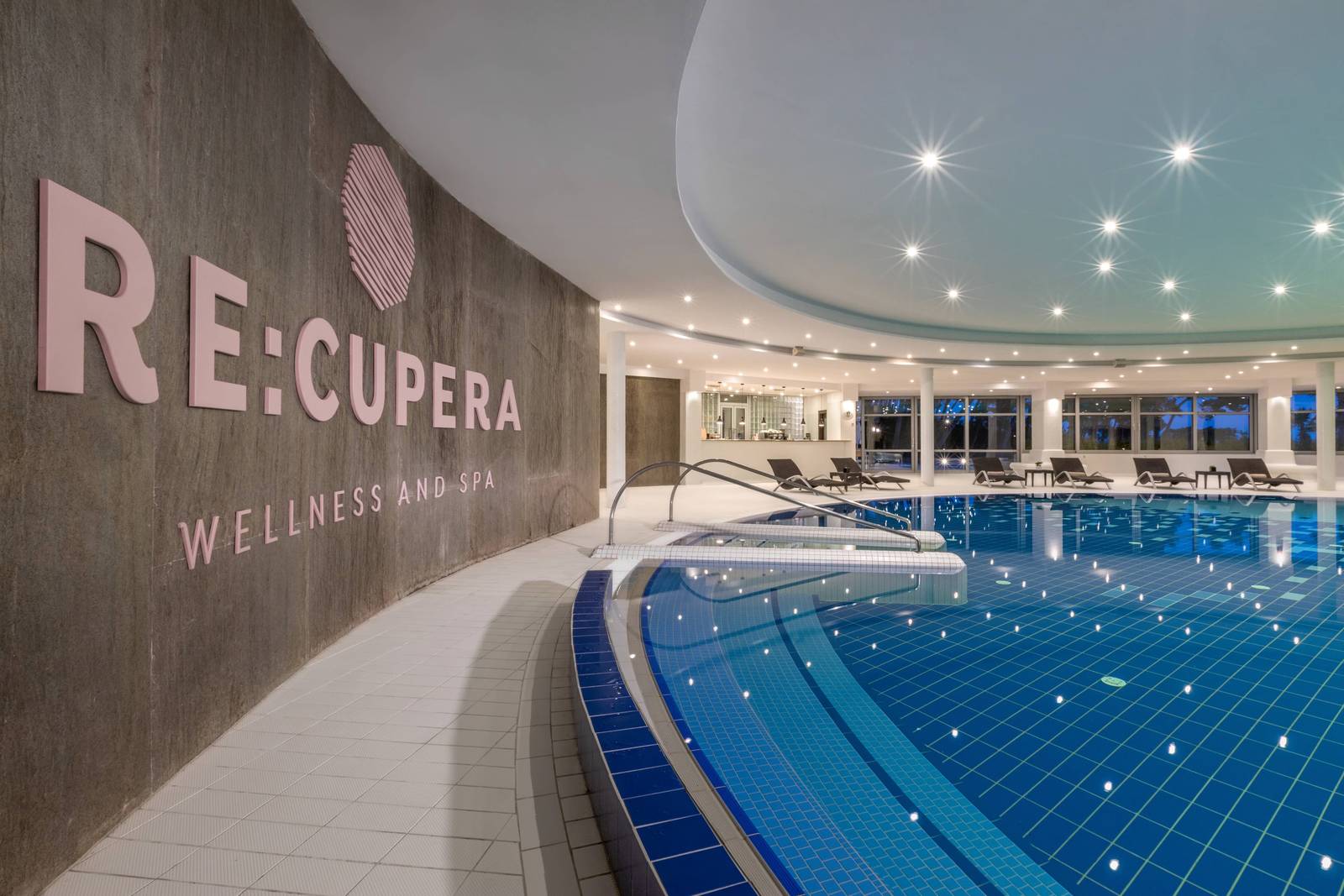 Le Méridien Lav RE:CUPERA Wellness & Spa 的室內溫水泳池